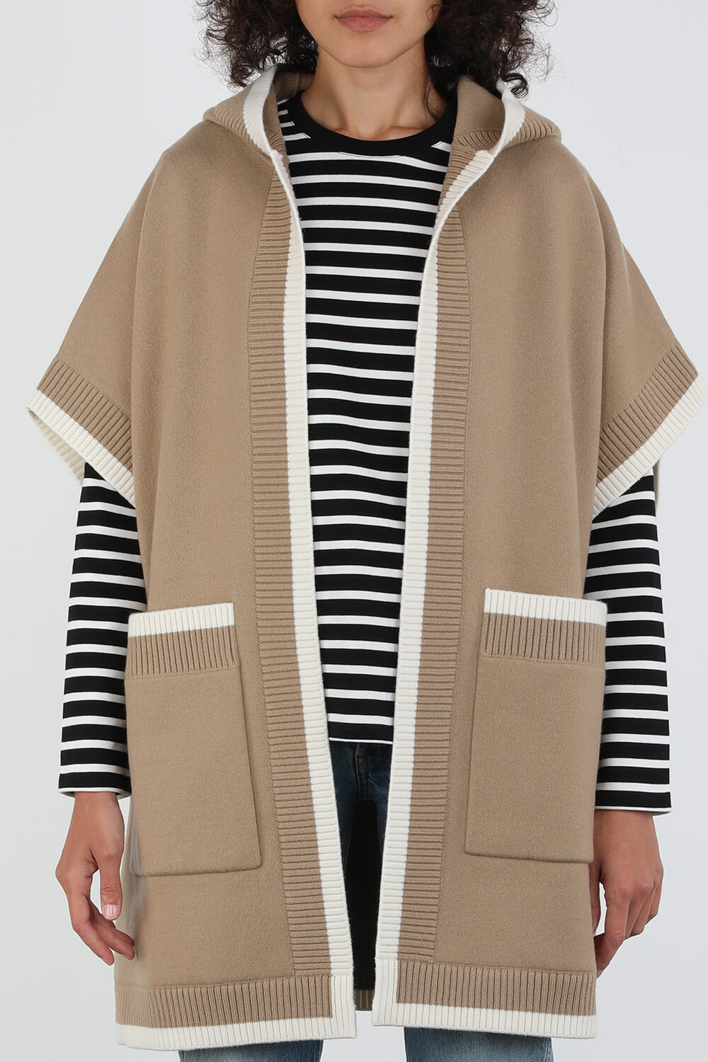 תמונת דוגמן קידמית של Carla Canvas Knit Vest in Brown and Cream