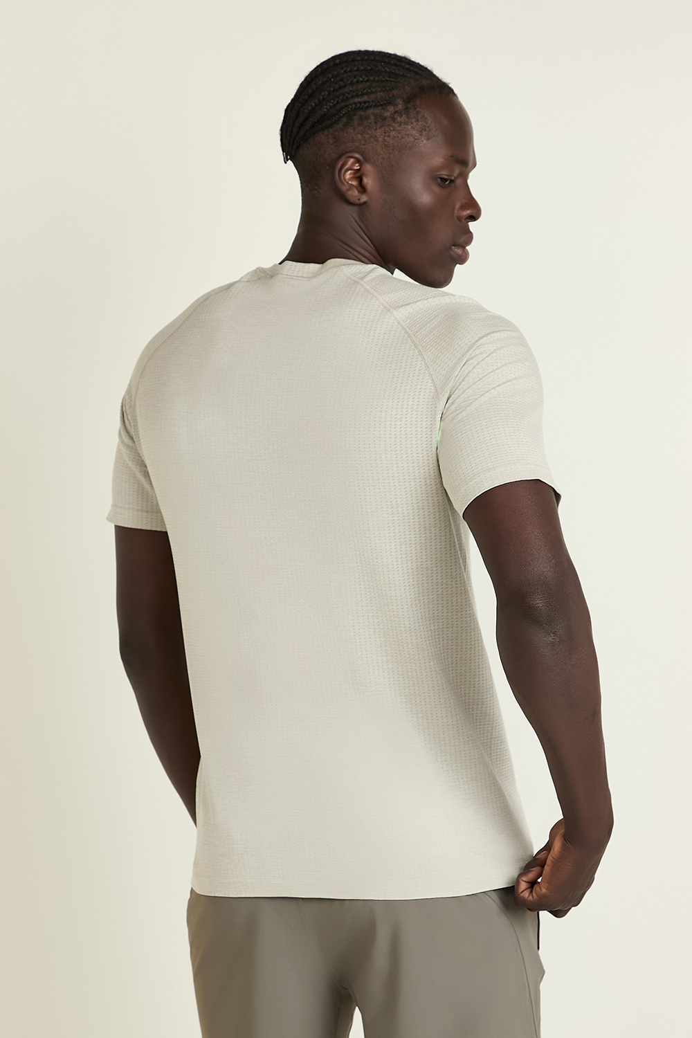 תמונת דוגמן אחורית של Metal Vent Tech Short Sleeve LULULEMON