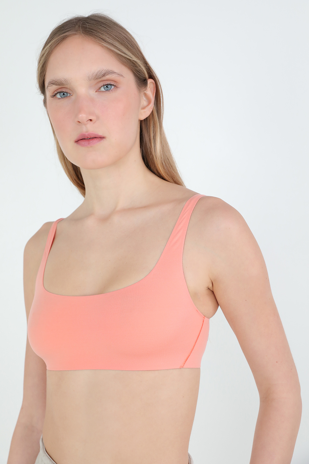 תמונת דוגמן קידמית של Nulu™ Scoop Neck Brallette