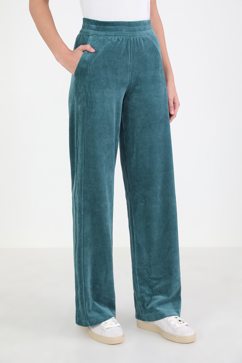 תמונת דוגמן קידמית של Scuba Mid-Rise Wide-Leg Velvet Cord LULULEMON