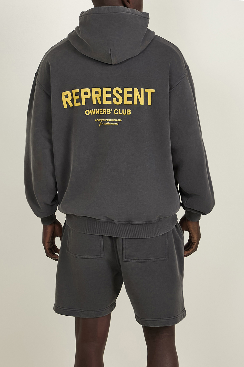 תמונת תקריב דוגמן של סווטשירט קפוצ'ון REPRESENT