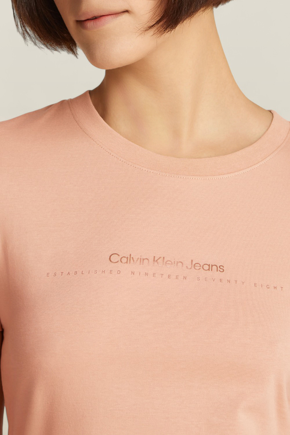 תמונת תקריב דוגמן של חולצת טי סלים CALVIN KLEIN