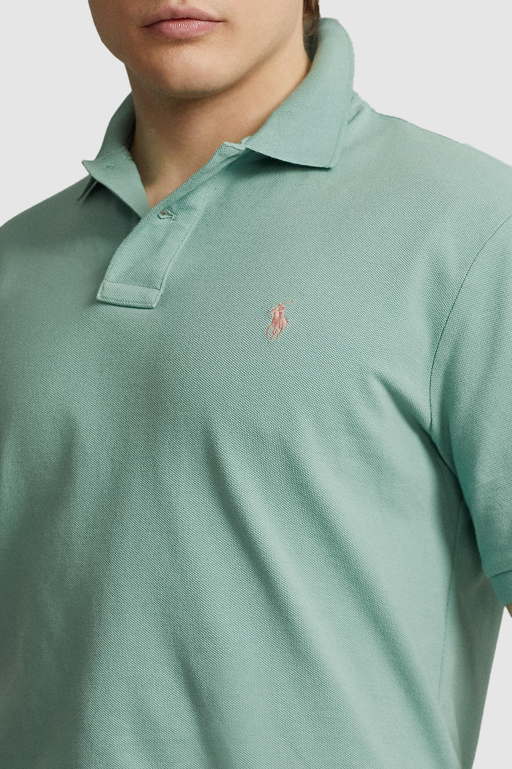 תמונת תקריב דוגמן של חולצת פולו קצרה POLO RALPH LAUREN