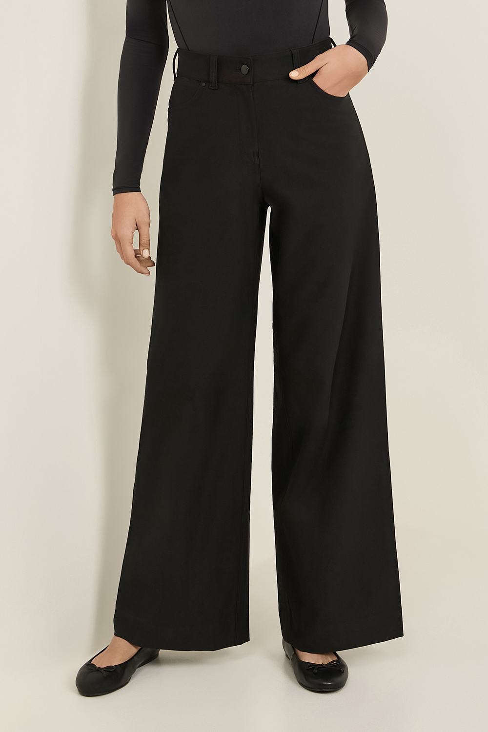 תמונת דוגמן קידמית של City Sleek Utilitech Extra-Wide-Leg Pant *Regular LULULEMON