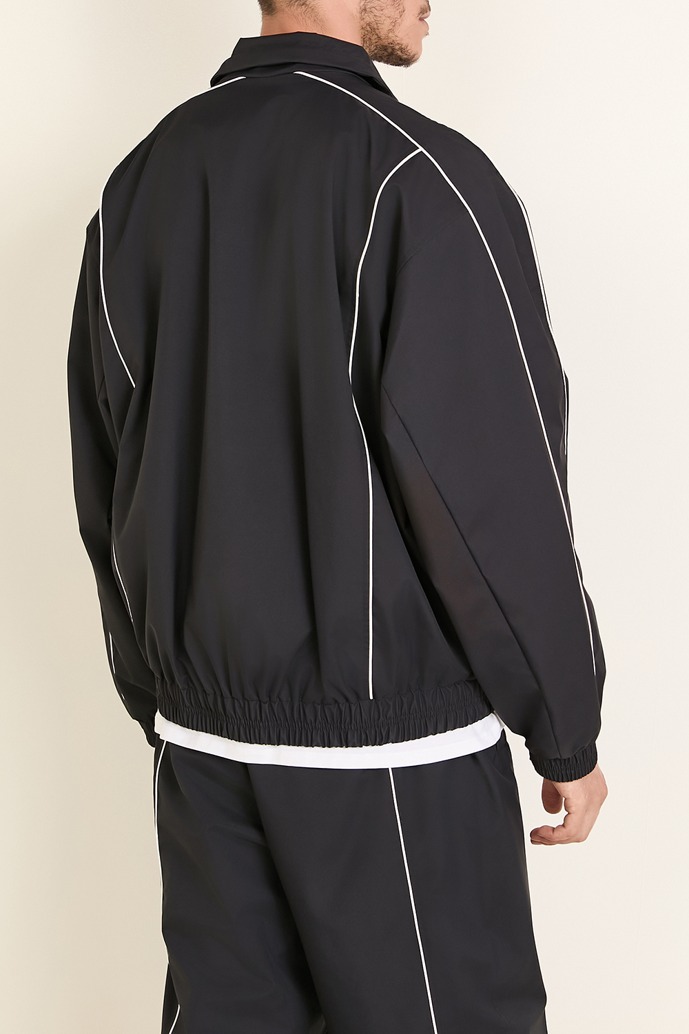 תמונת דוגמן אחורית של ז'קט אוברסייז LACOSTE