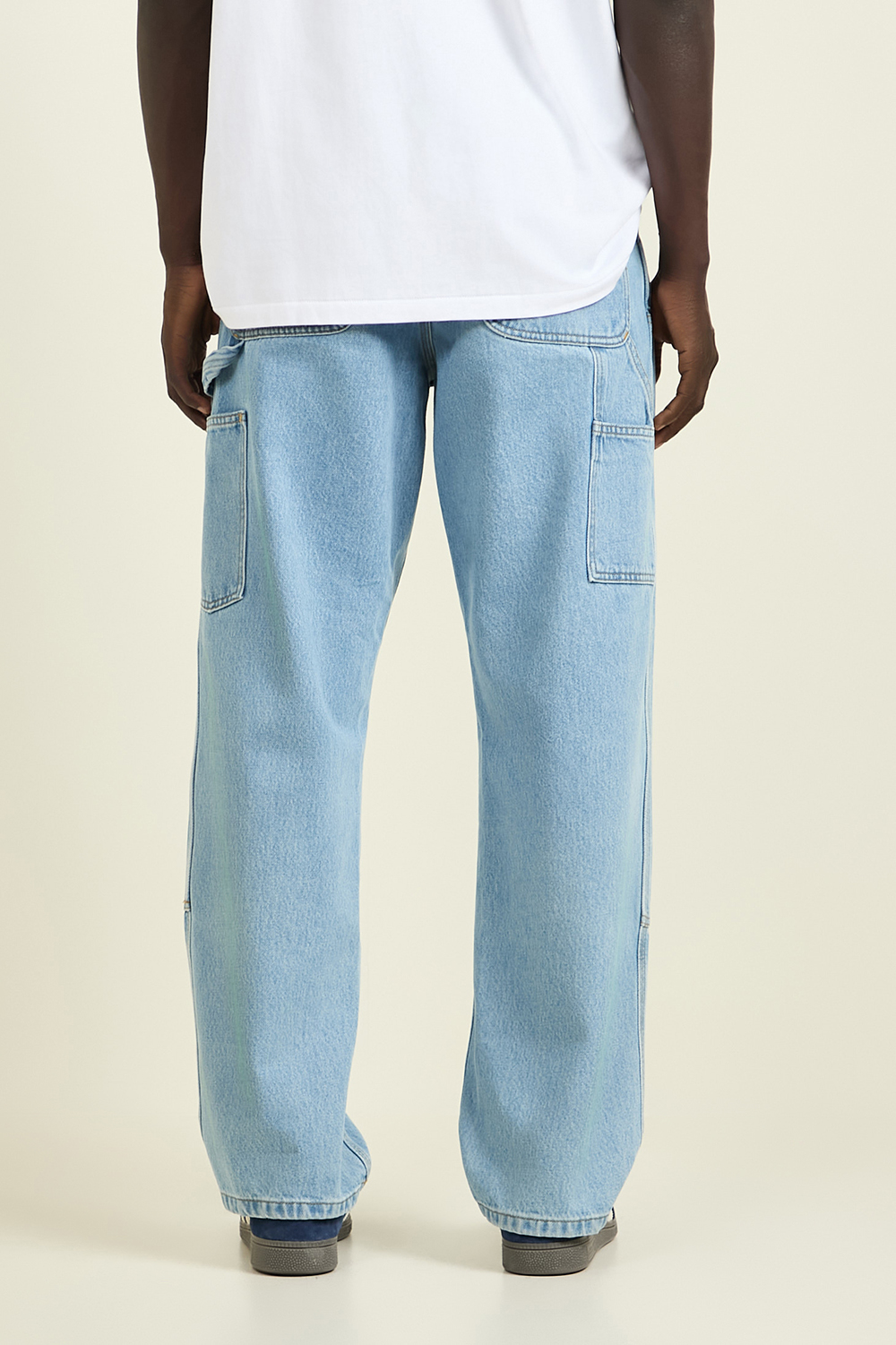 תמונת תקריב דוגמן של מכנסי ג'ינס CARHARTT WIP