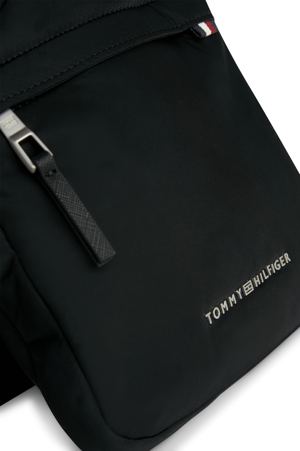 תמונת תקריב של תיק צד TOMMY HILFIGER