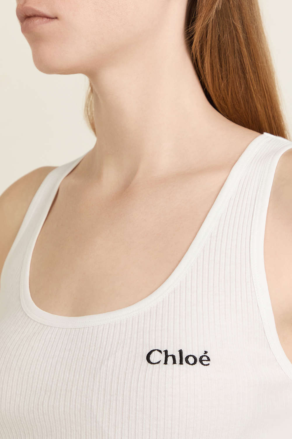 תמונת תקריב דוגמן של גופיית ריב CHLOE