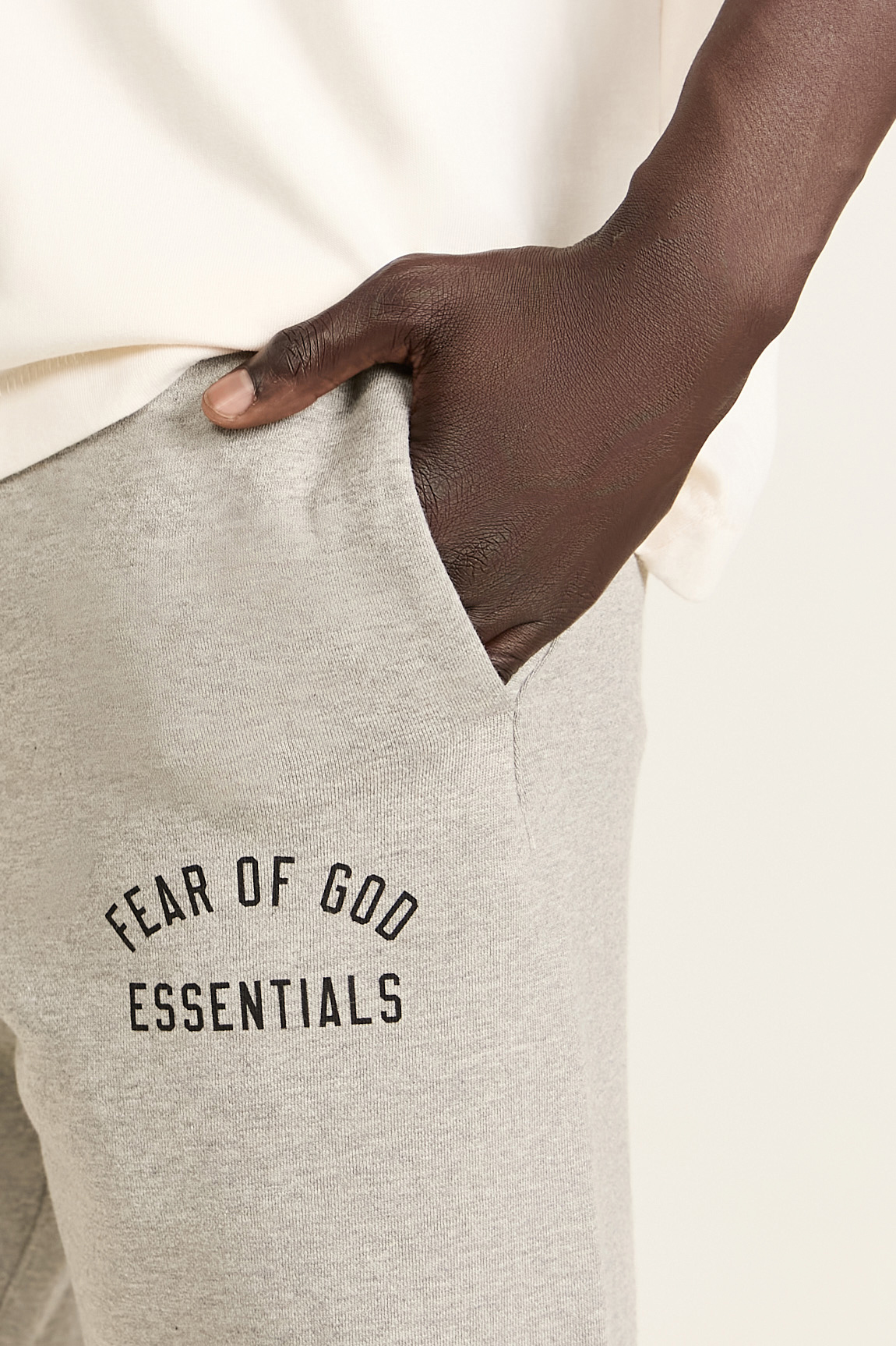תמונת דוגמן אחורית של מכנסי ג'וגר FEAR OF GOD ESSENTIALS