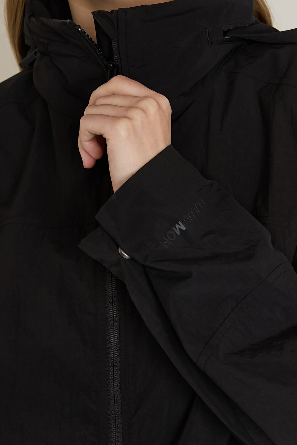 תמונת תקריב דוגמן של Hooded Mid-Length Utility Jacket LULULEMON