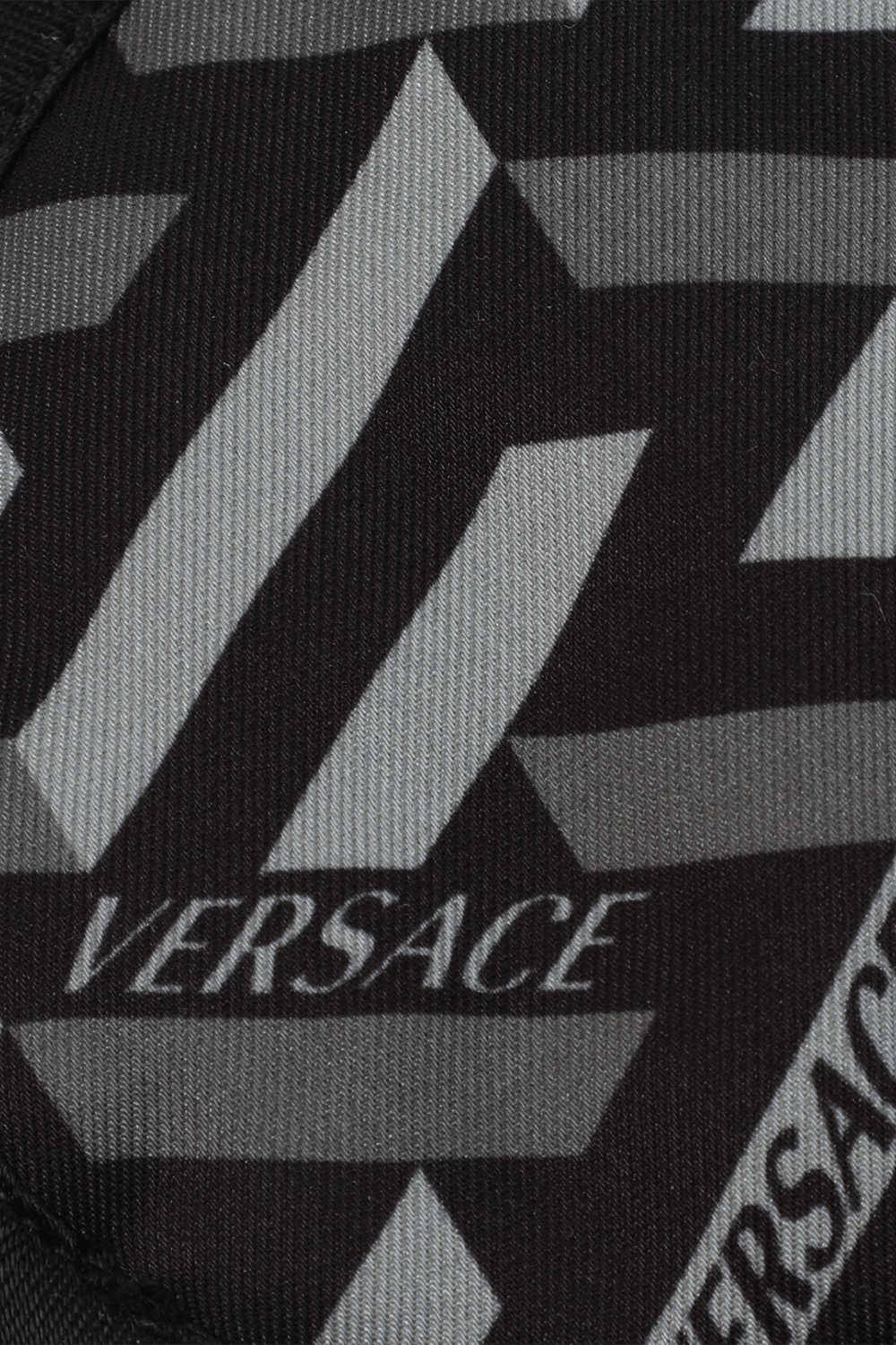 תמונת תקריב של סט נסיעות בהדפס גרקה VERSACE
