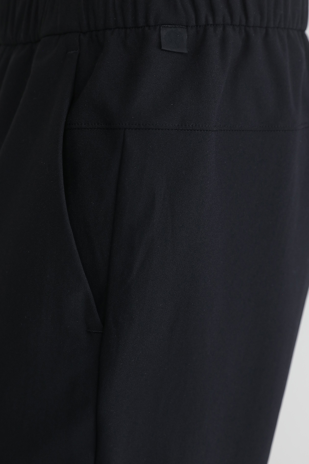 תמונת תקריב דוגמן של ABC Pull-On Pant