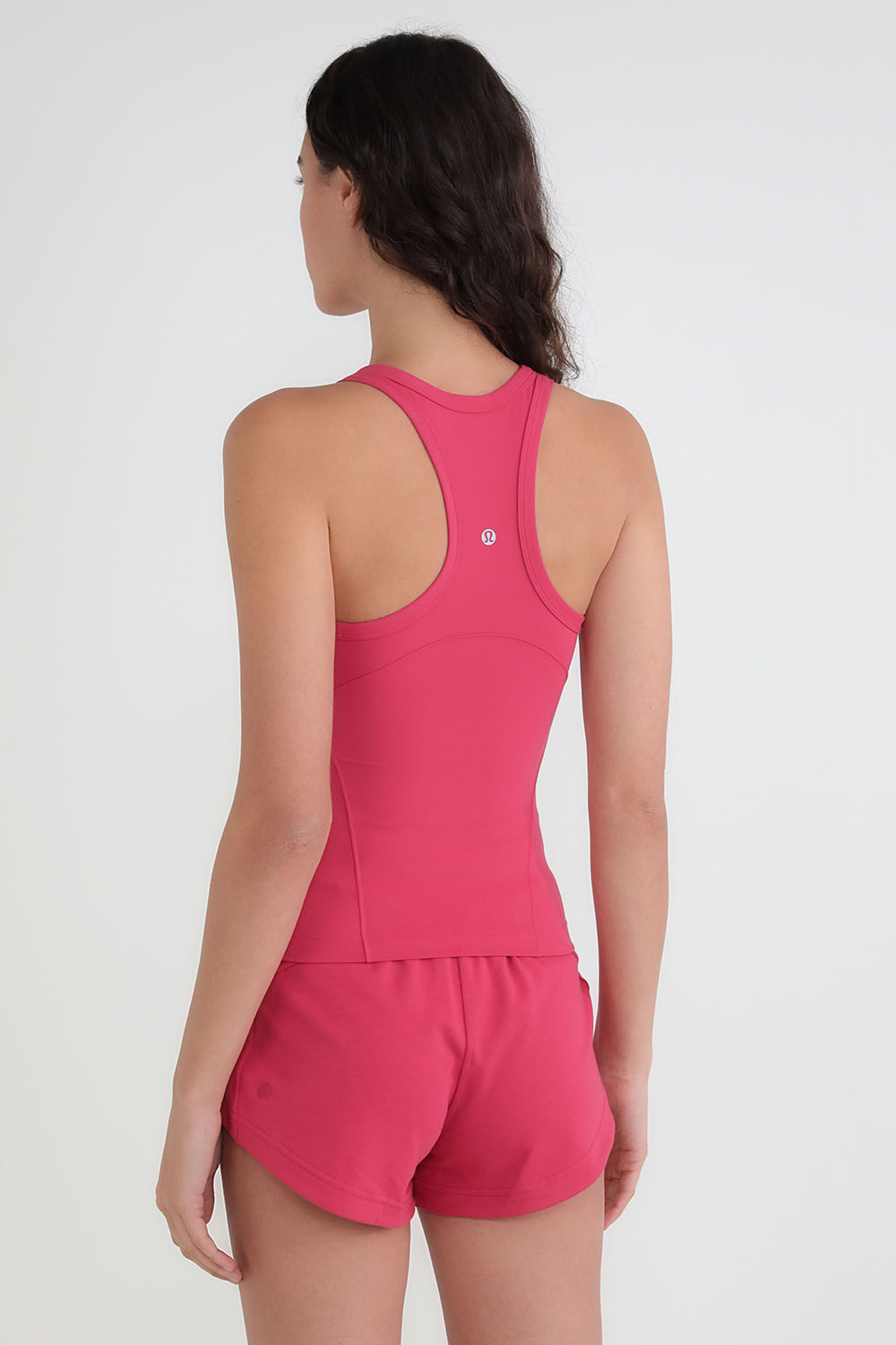 תמונת דוגמן אחורית של Align™ Waist-Length Racerback Tank Top