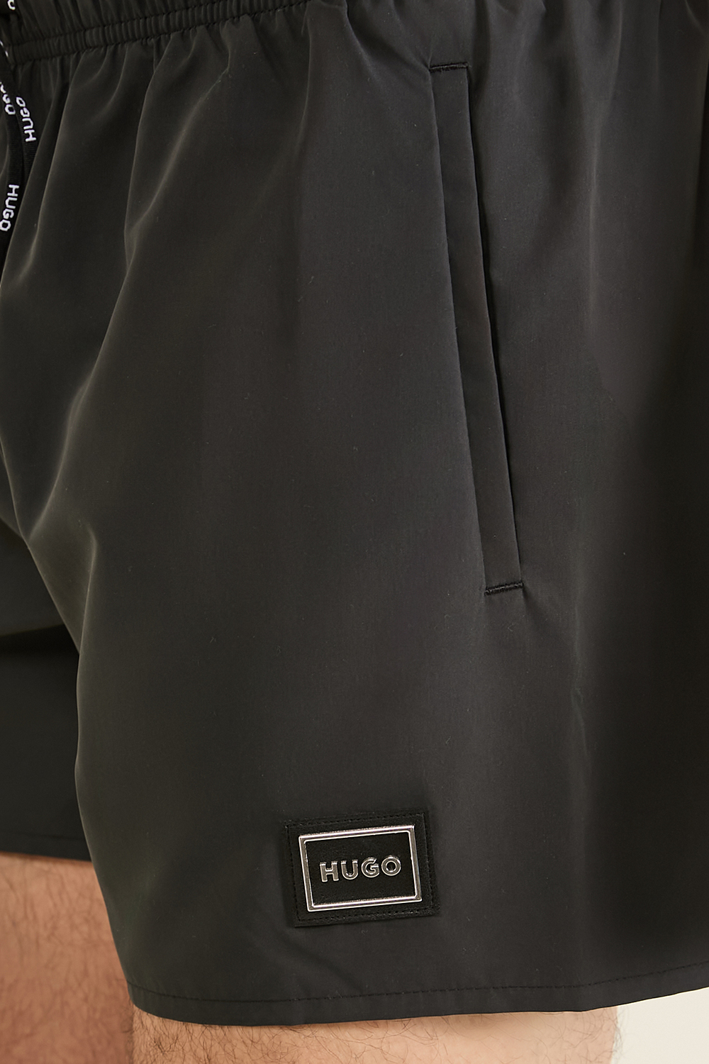 תמונת תקריב דוגמן של מכנסי בגד ים HUGO