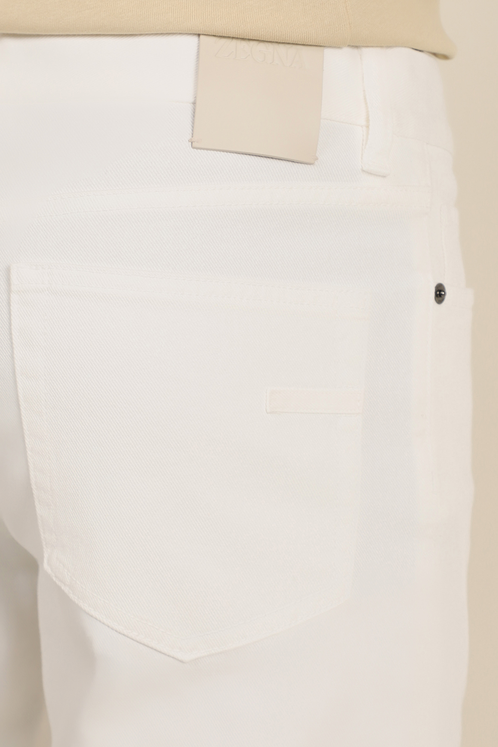תמונת תקריב דוגמן של מכנסי ג'ינס בגזרה ישרה ZEGNA