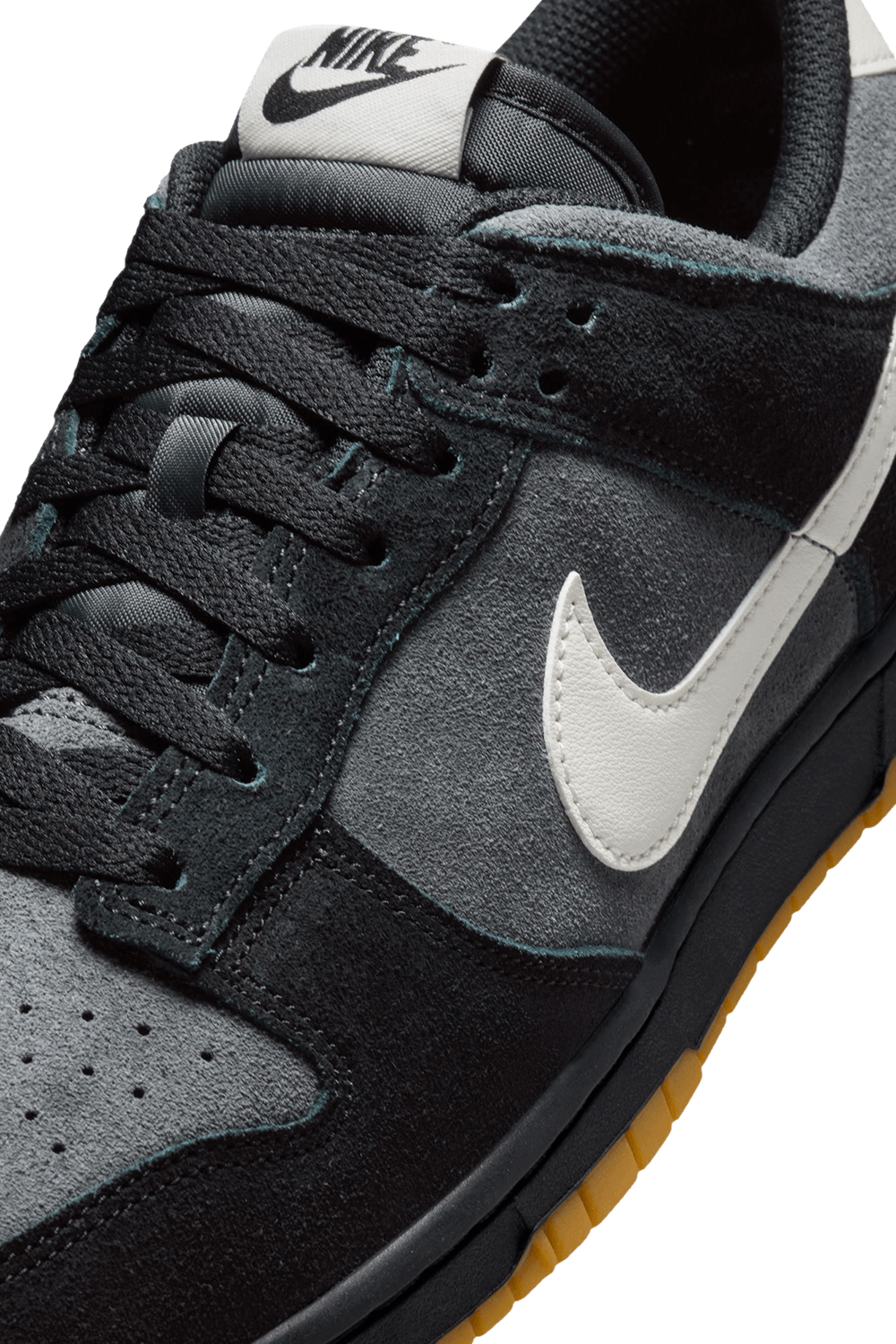 תמונת תקריב של נעלי סניקרס דאנק NIKE