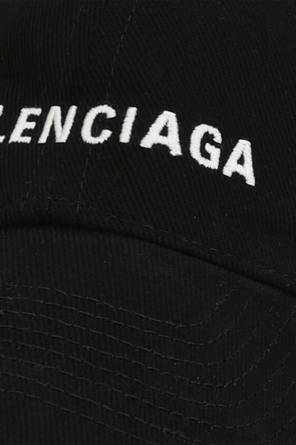 תמונת תקריב של כובע בייסבול BALENCIAGA KIDS