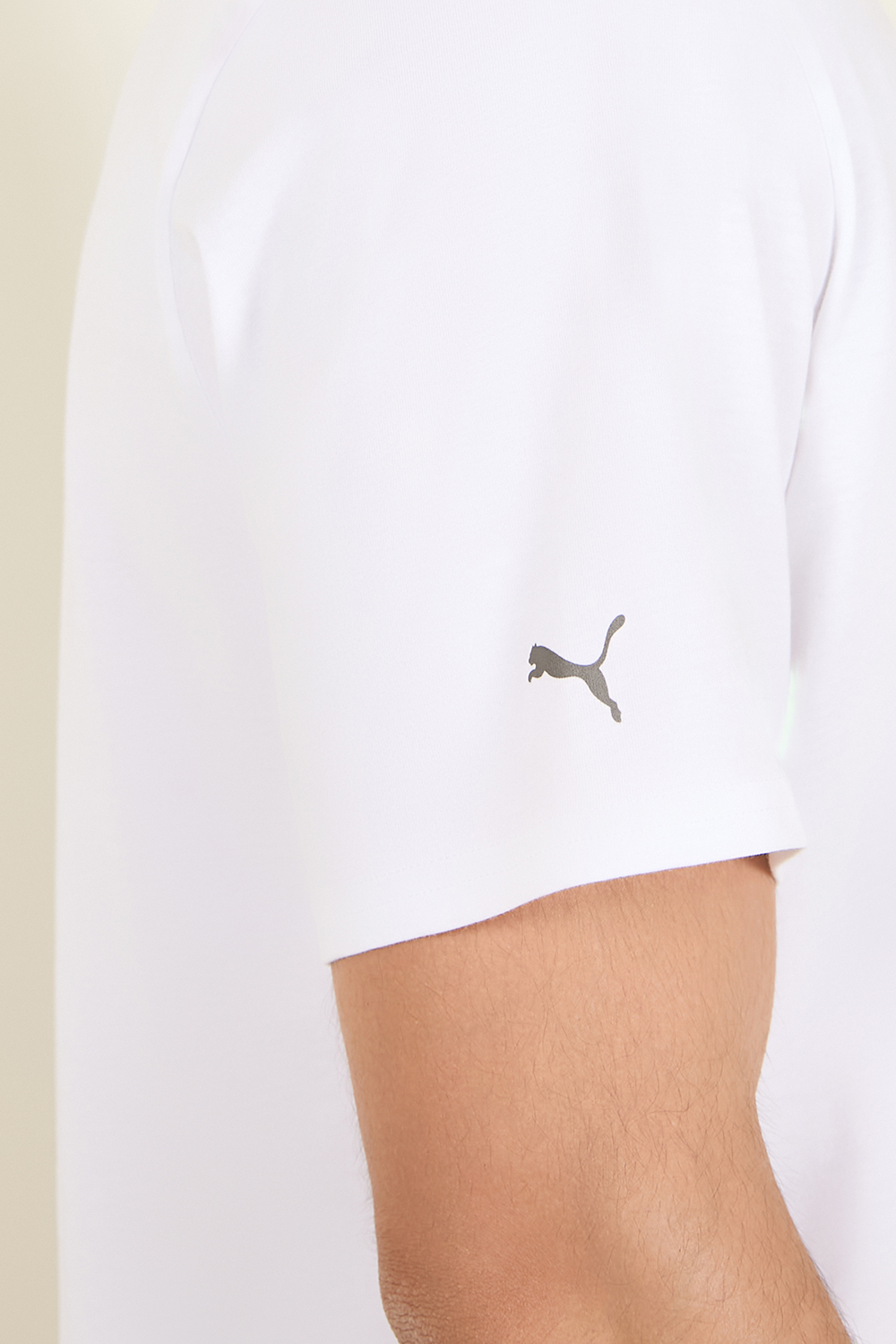 תמונת תקריב דוגמן של חולצת טי PUMA