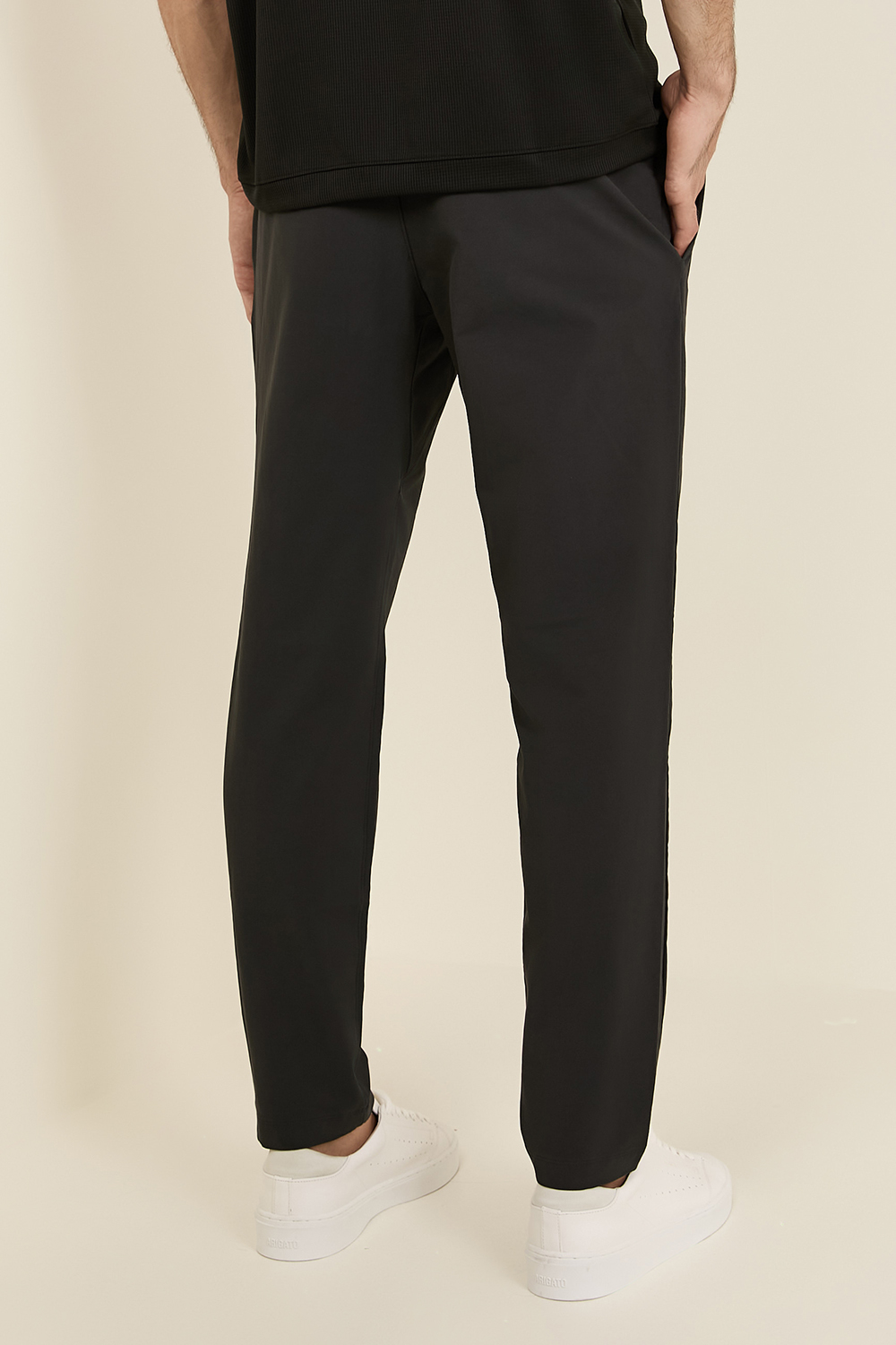 תמונת דוגמן אחורית של ABC Slim-Fit Trouser 32''L *VersaTwill LULULEMON
