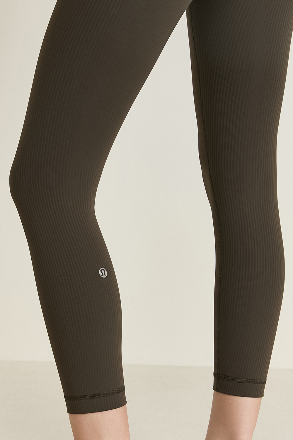 תמונת תקריב דוגמן של Wunder Train Ribbed HR Crop 23 LULULEMON