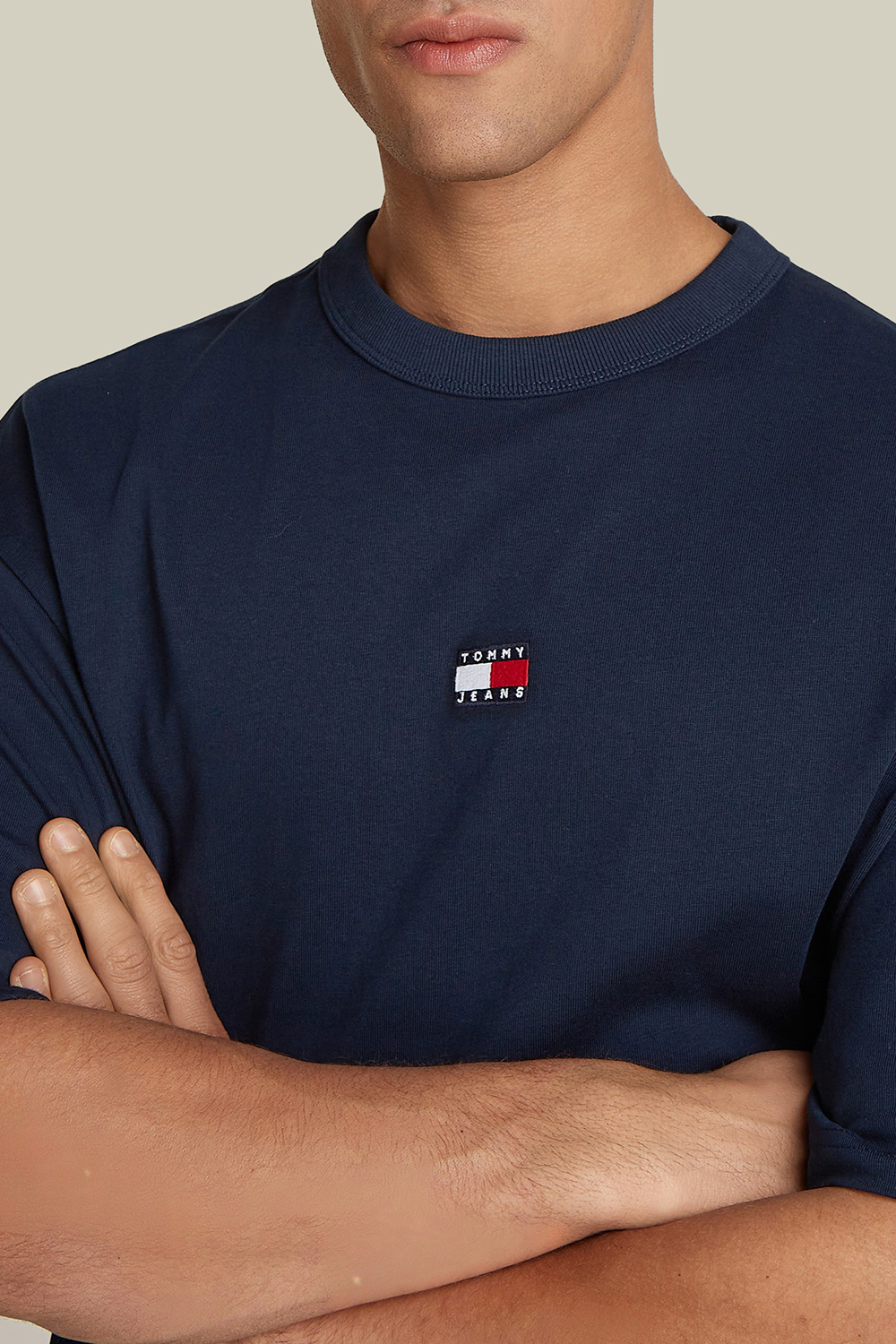 תמונת תקריב דוגמן של חולצת טי אוברסייז TOMMY HILFIGER