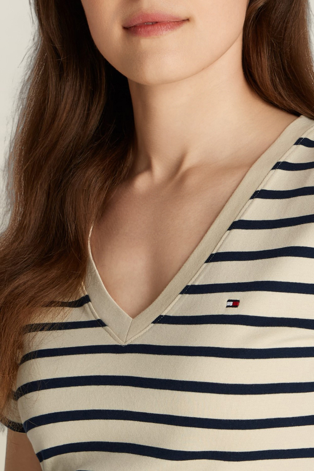 תמונת תקריב דוגמן של חולצת טי סלים TOMMY HILFIGER