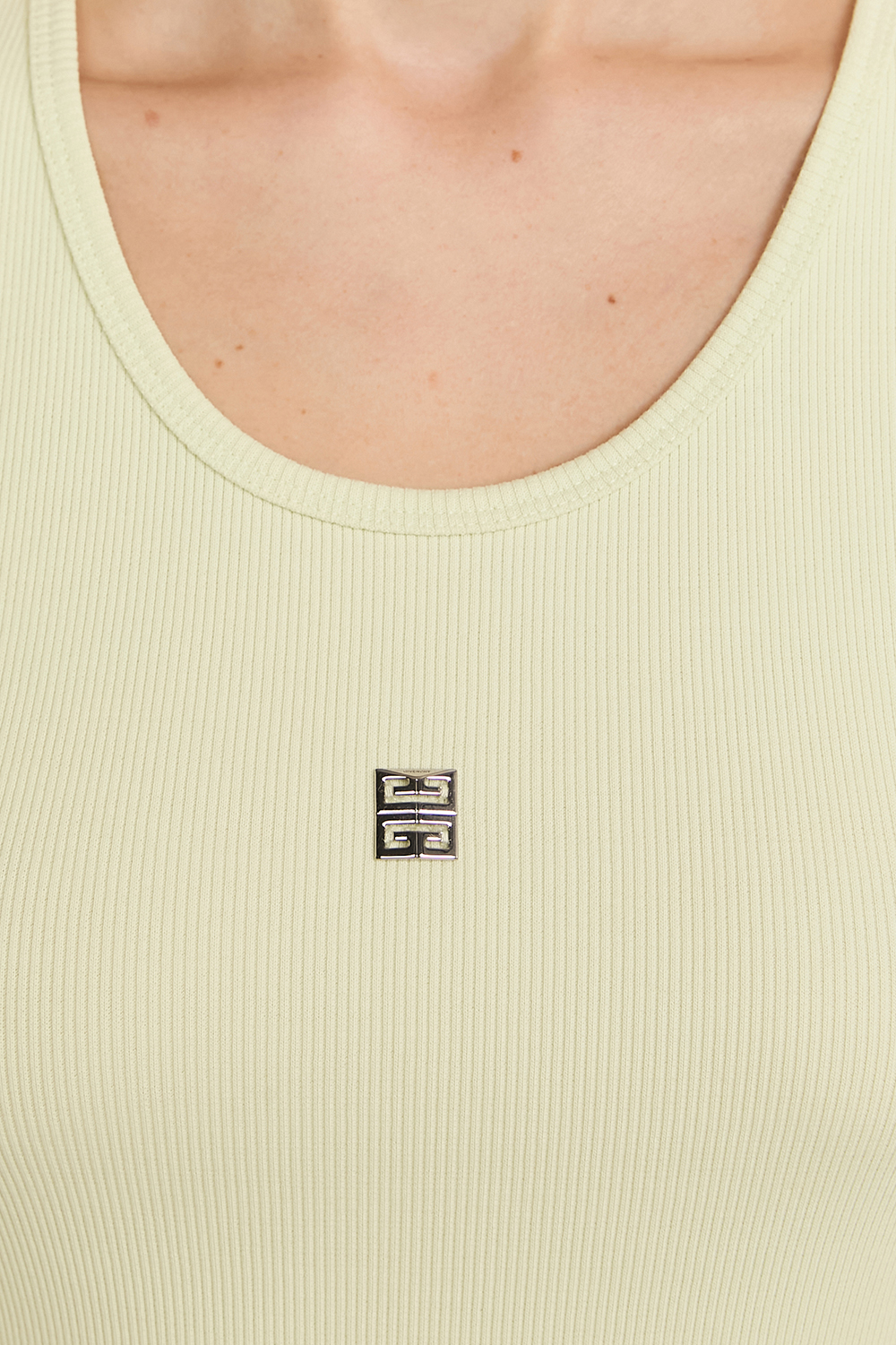 תמונת תקריב דוגמן של גופיית ריב GIVENCHY