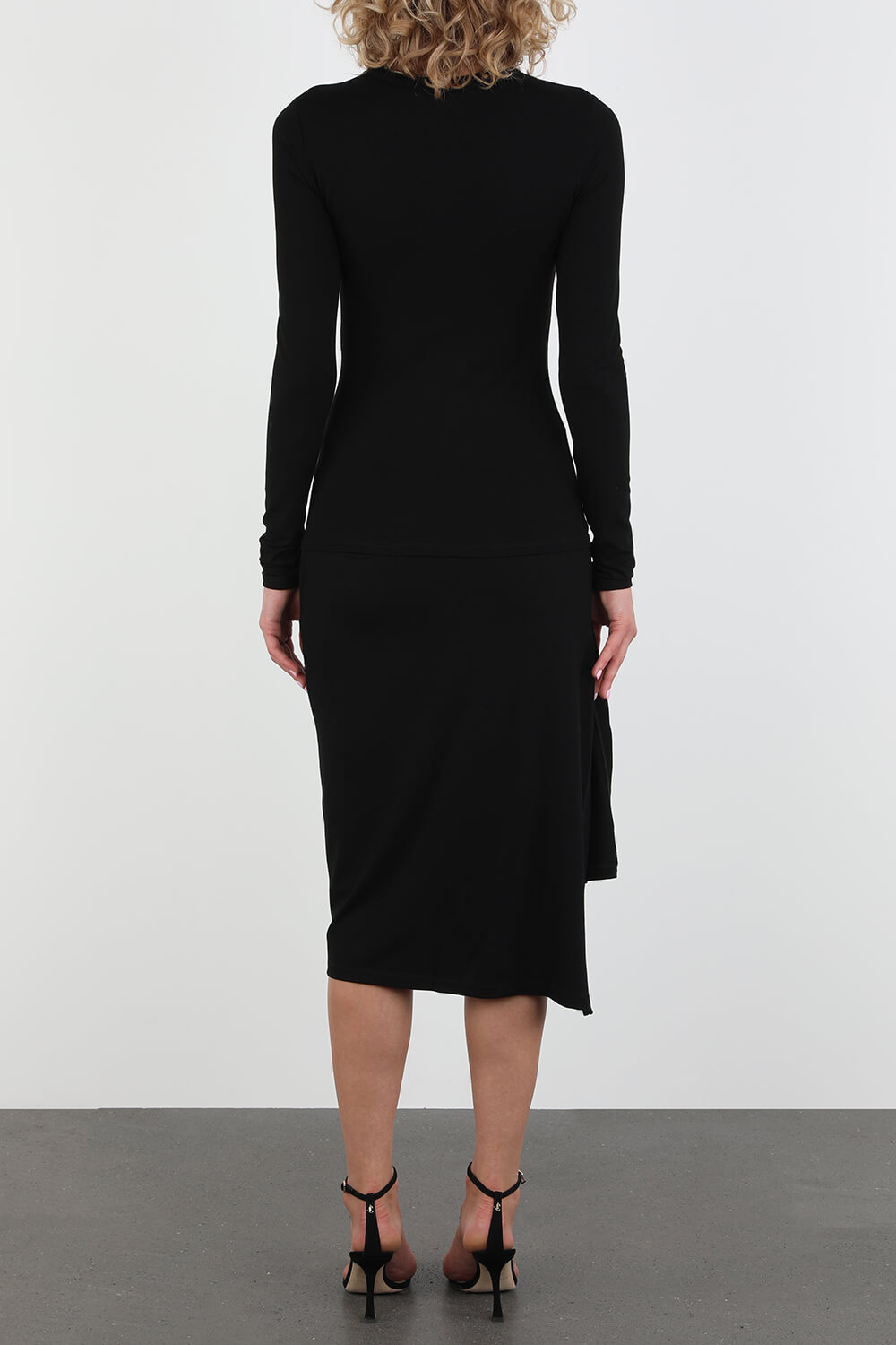 תמונת דוגמן אחורית של Asymetrical Buttons Long Shirt in Black