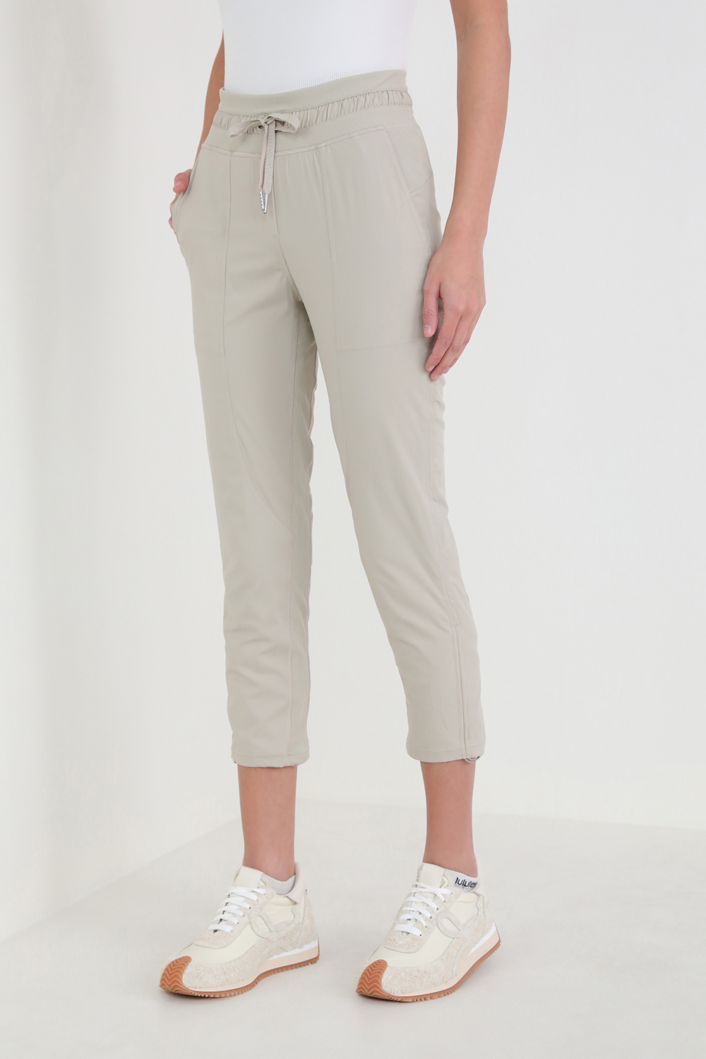 תמונת דוגמן קידמית של Dance Studio Mid-Rise Crop Jogger LULULEMON