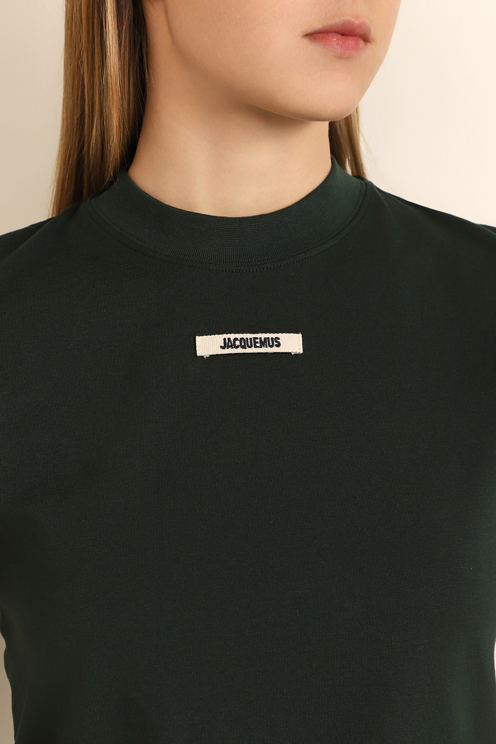תמונת תקריב דוגמן של חולצת טי JACQUEMUS