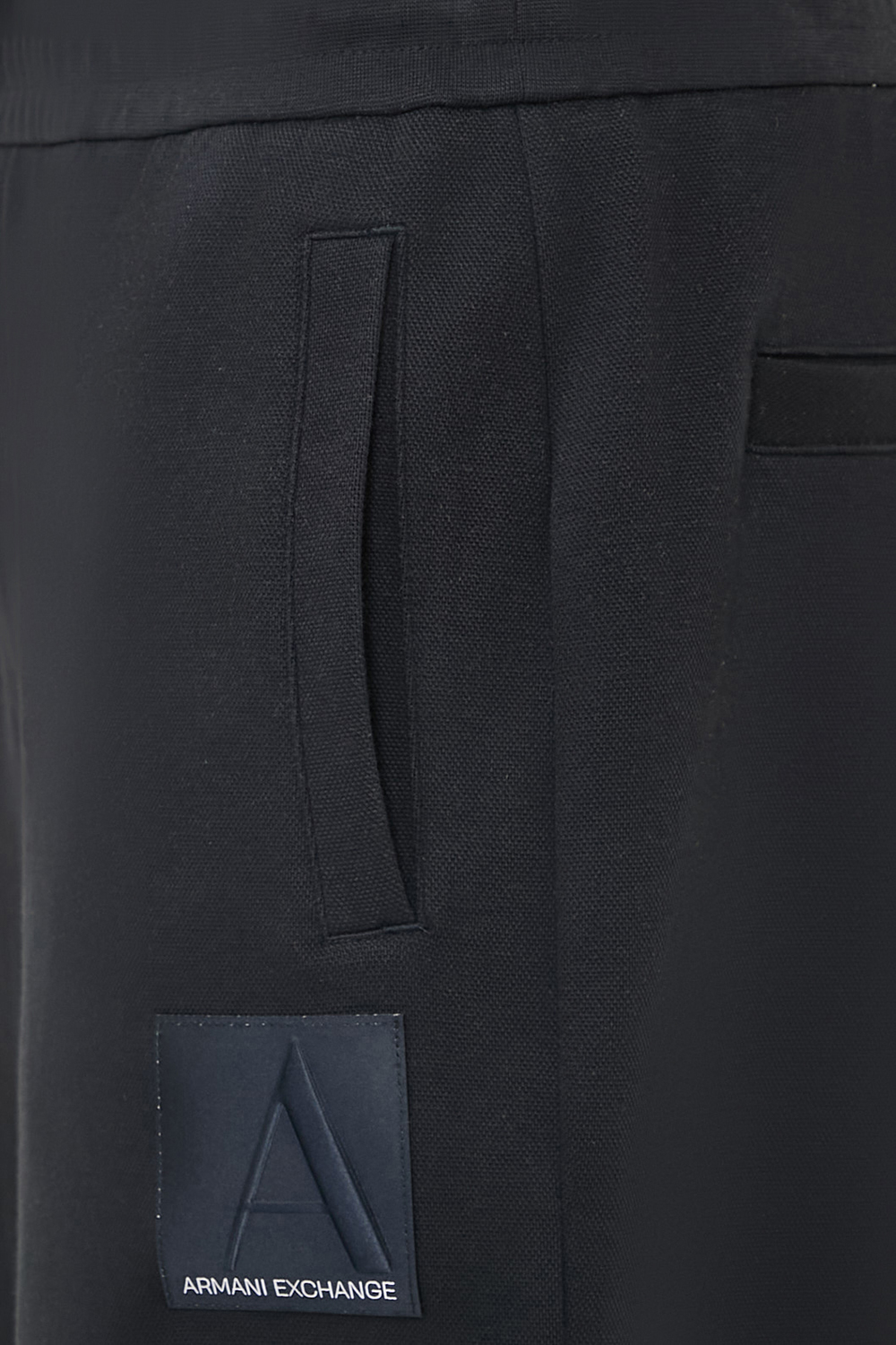 תמונת תקריב דוגמן של מכנסי ג'וג ARMANI EXCHANGE
