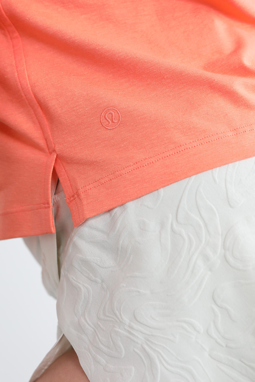 תמונת תקריב דוגמן של Classic-Fit Cotton-Blend Tee