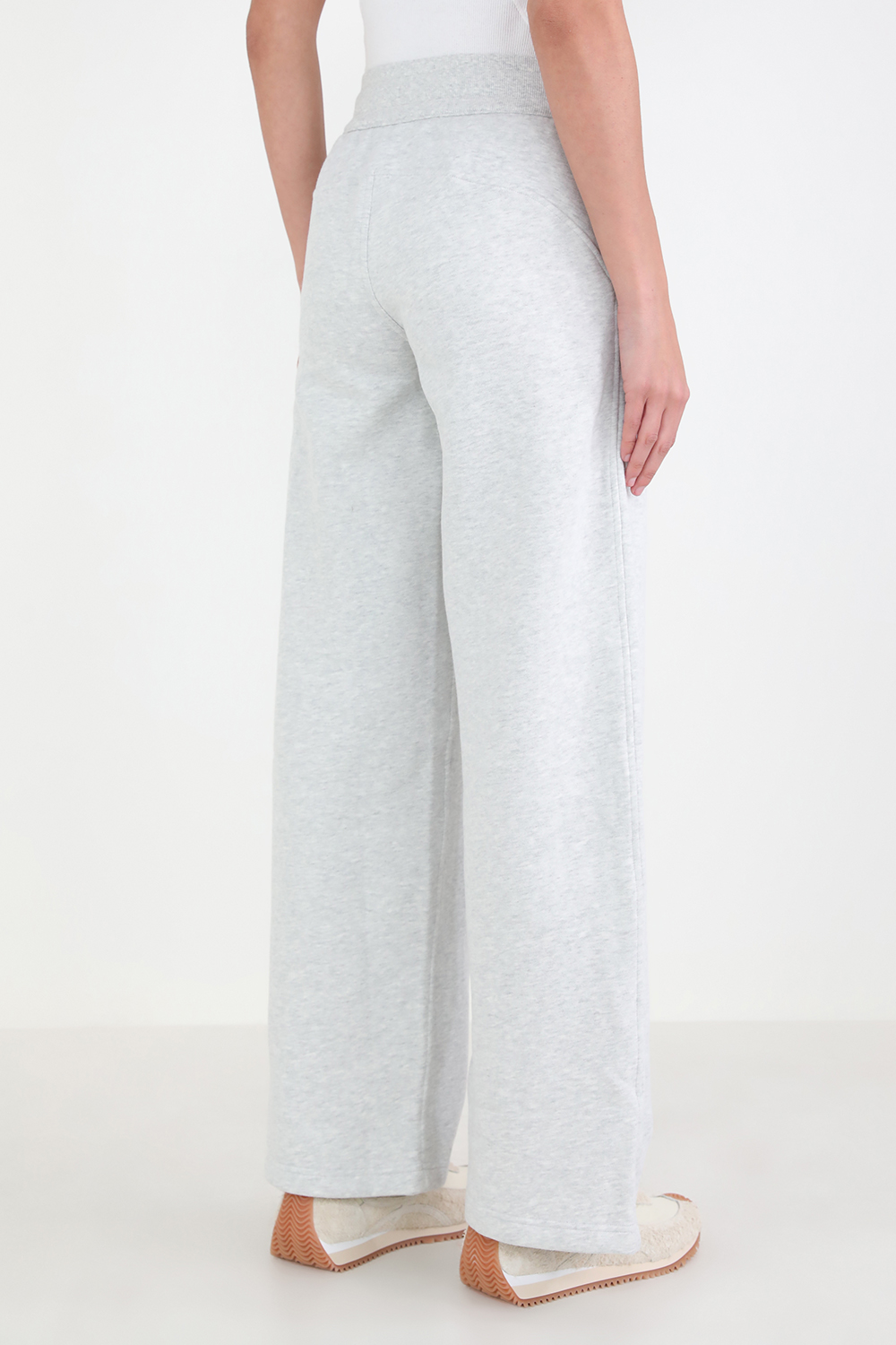 תמונת דוגמן אחורית של Scuba Mid-Rise Wide-Leg Pant LULULEMON