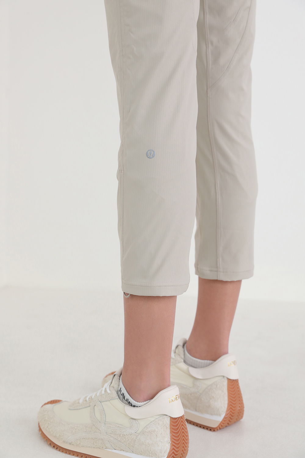 תמונת תקריב דוגמן של Dance Studio Mid-Rise Crop Jogger LULULEMON