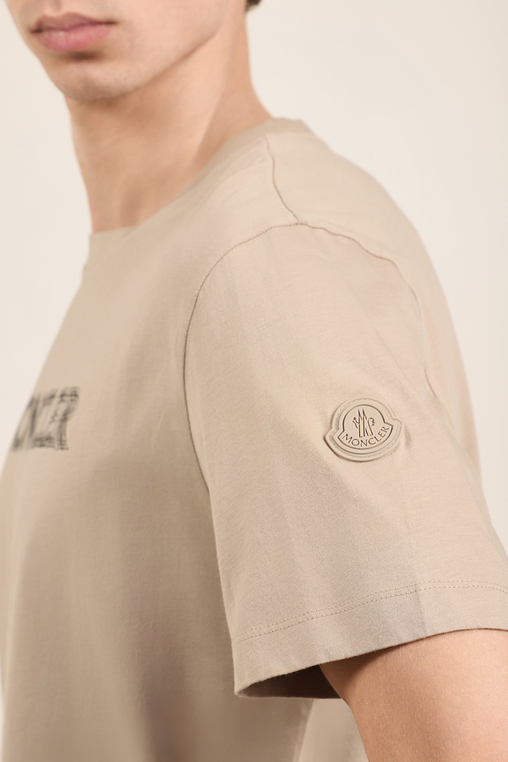 תמונת תקריב דוגמן של חולצת טי MONCLER