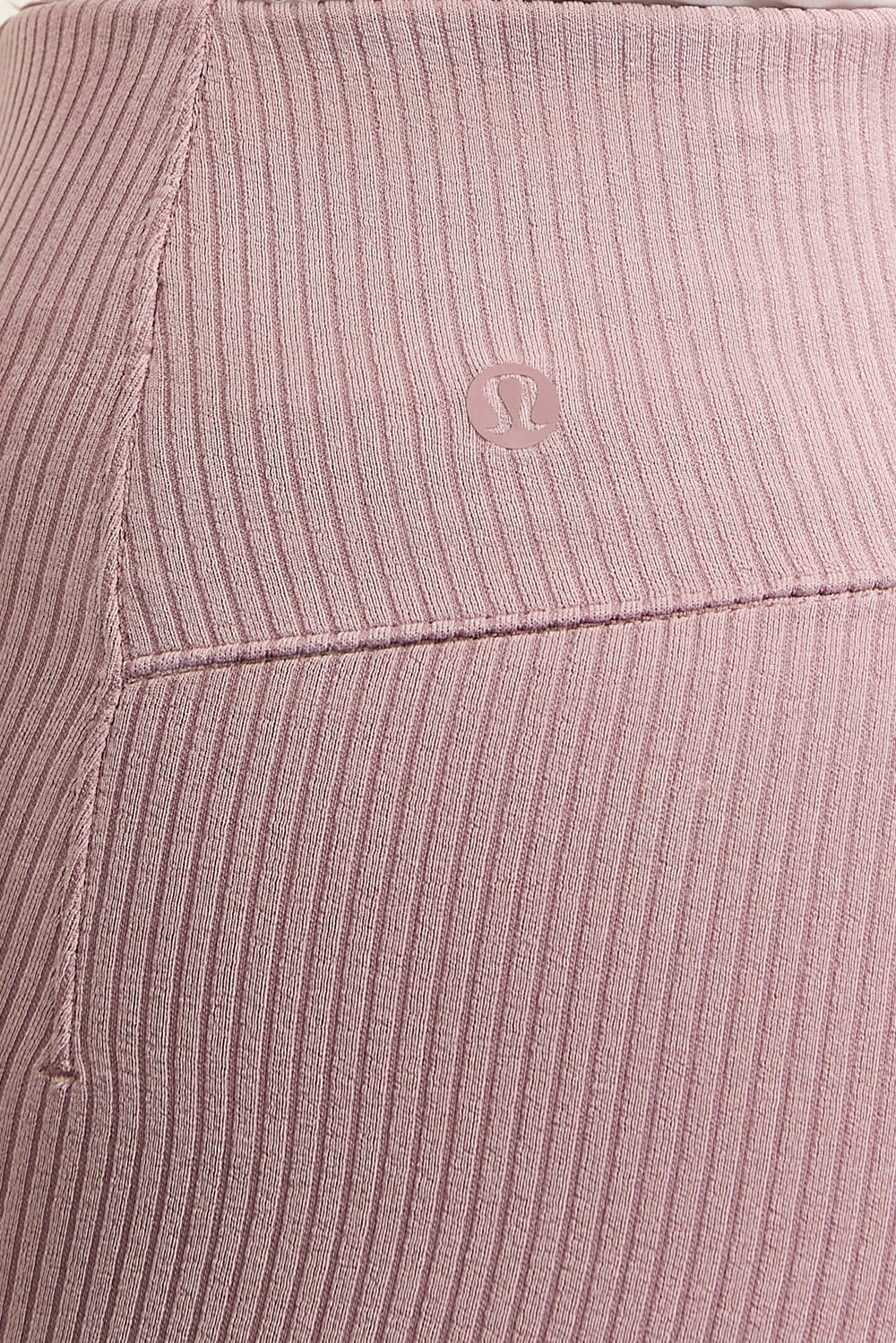 תמונת תקריב דוגמן של Ribbed Softstreme™ Flared Pant Regular LULULEMON