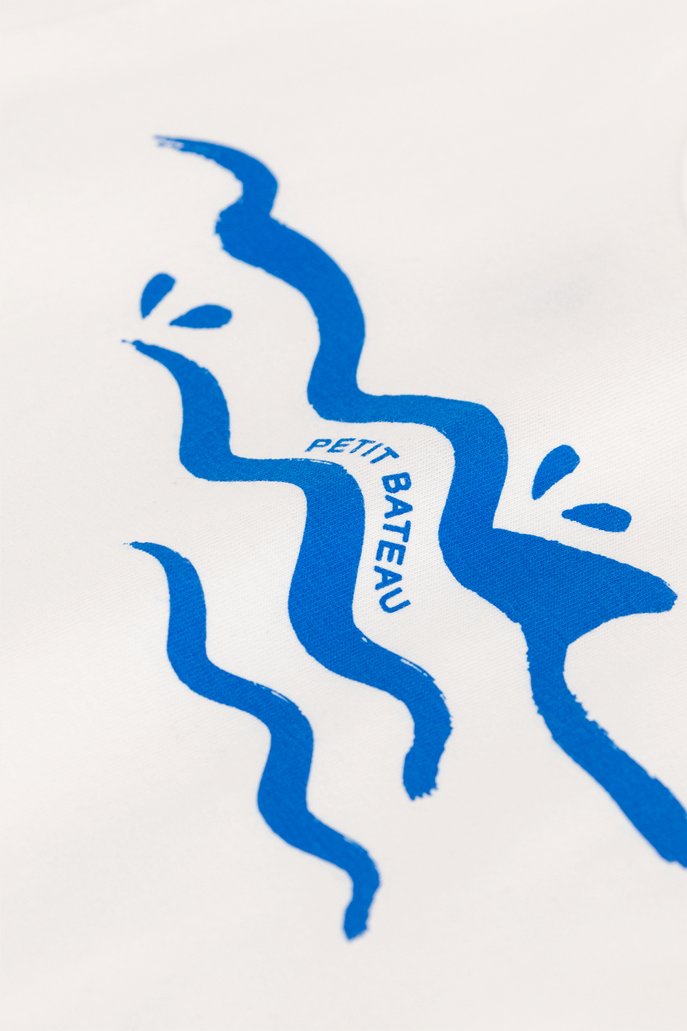 תמונת תקריב של חולצת טי - גילאי 3-12 חודשים