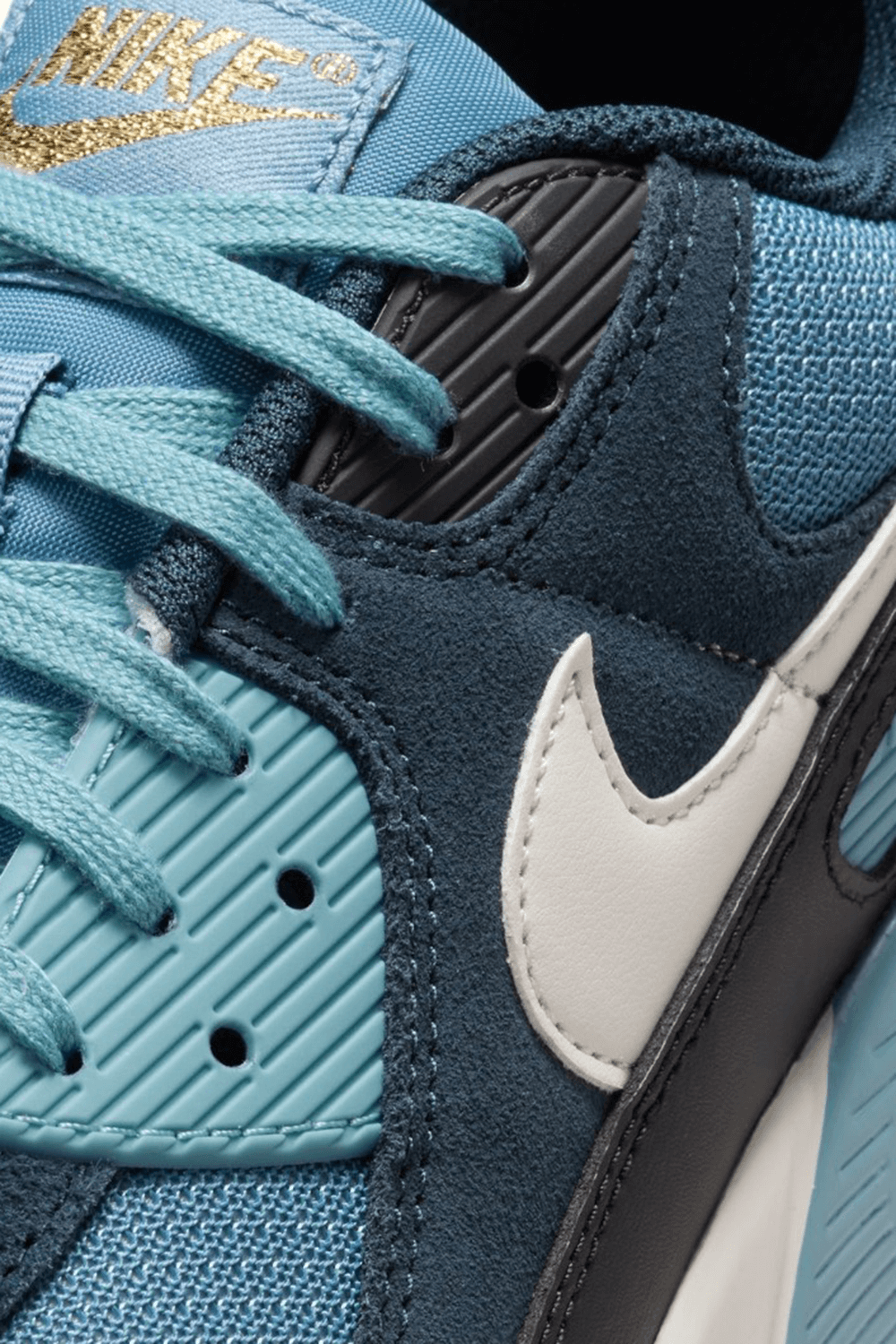 תמונת תקריב של נעלי סניקרס אייר מקס 90 פרימיום NIKE