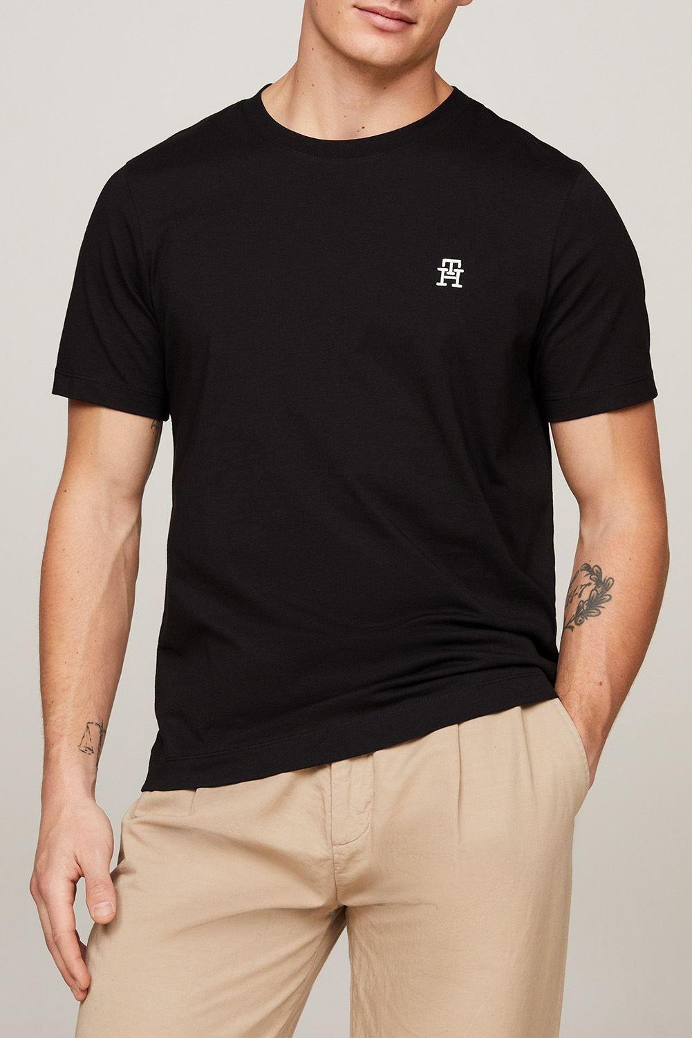 תמונת דוגמן קידמית של חולצת טי TOMMY HILFIGER