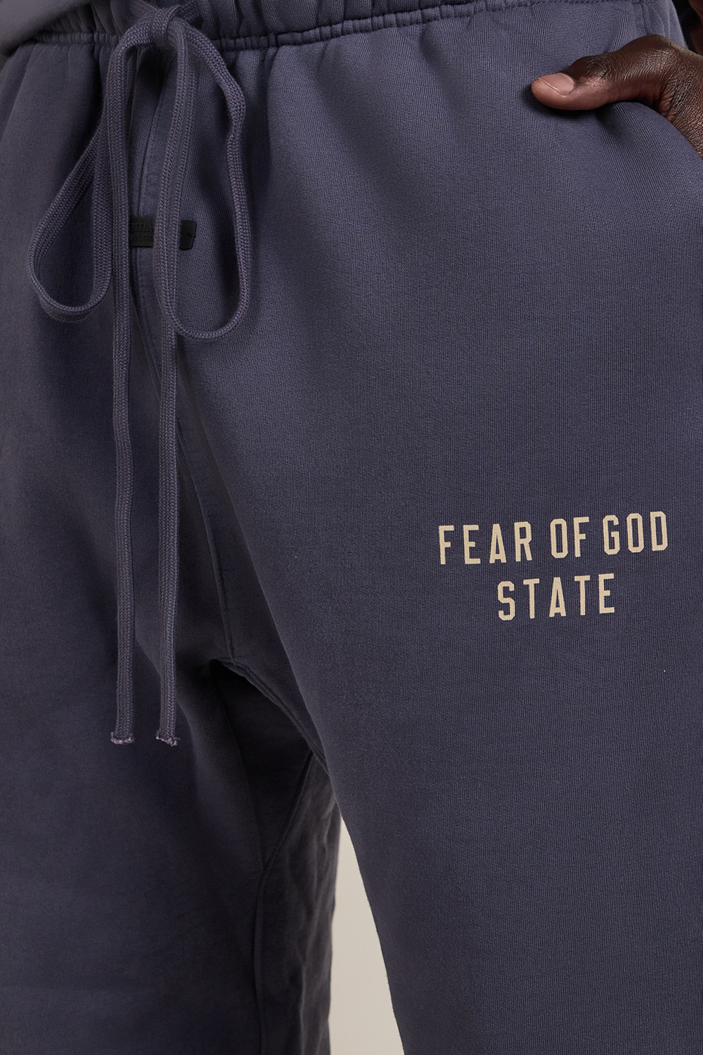 תמונת דוגמן אחורית של מכנסי ג'וג FEAR OF GOD ESSENTIALS