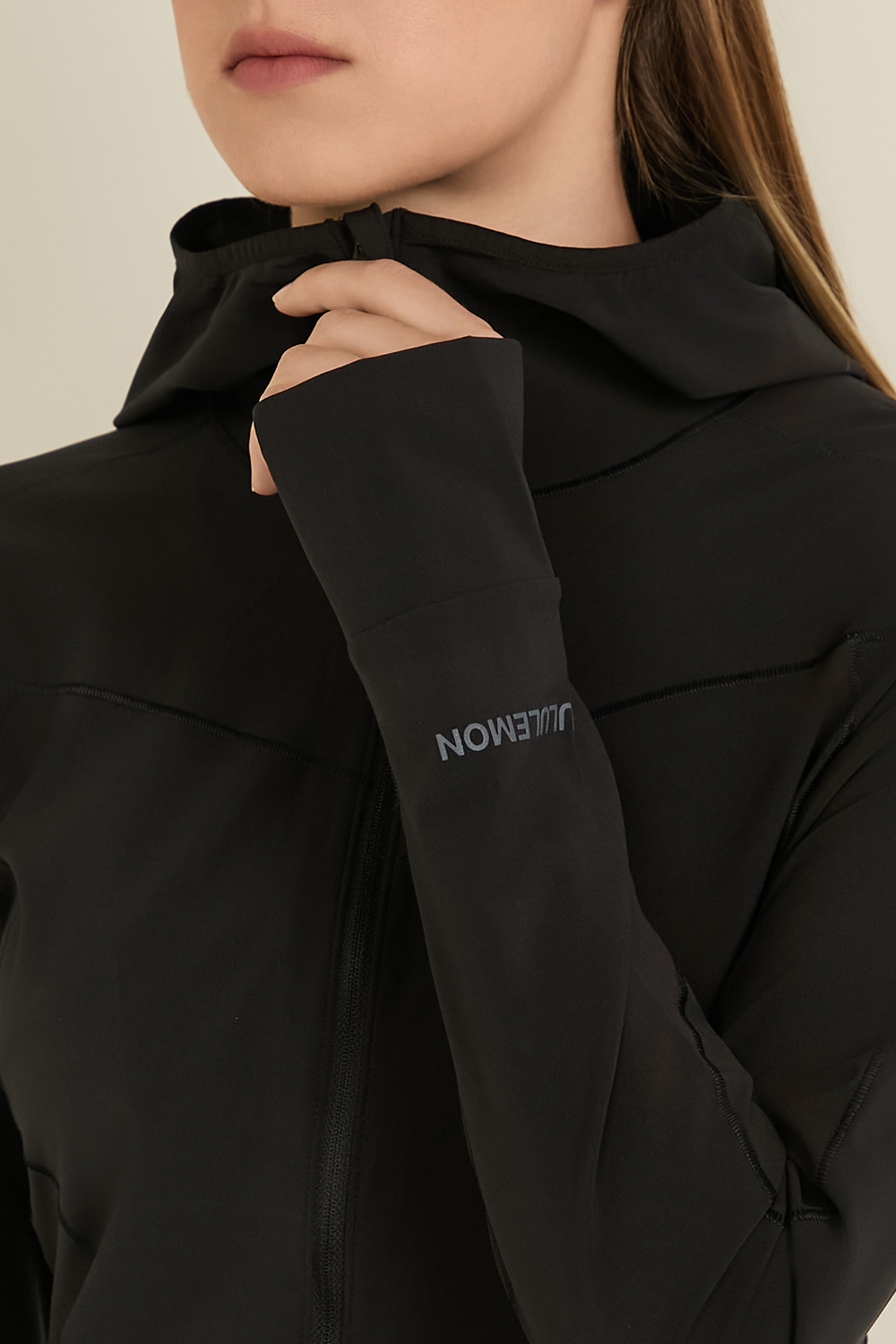תמונת תקריב דוגמן של Mist Over Windbreaker LULULEMON