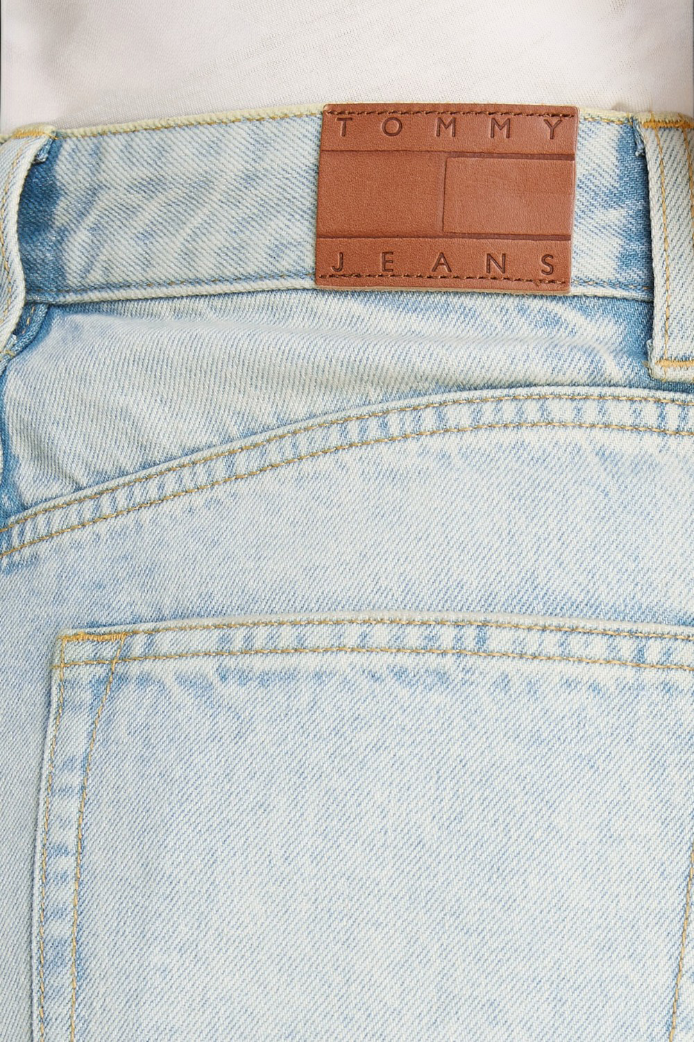 תמונת תקריב דוגמן של מכנסיים בגזרה רחבה TOMMY HILFIGER
