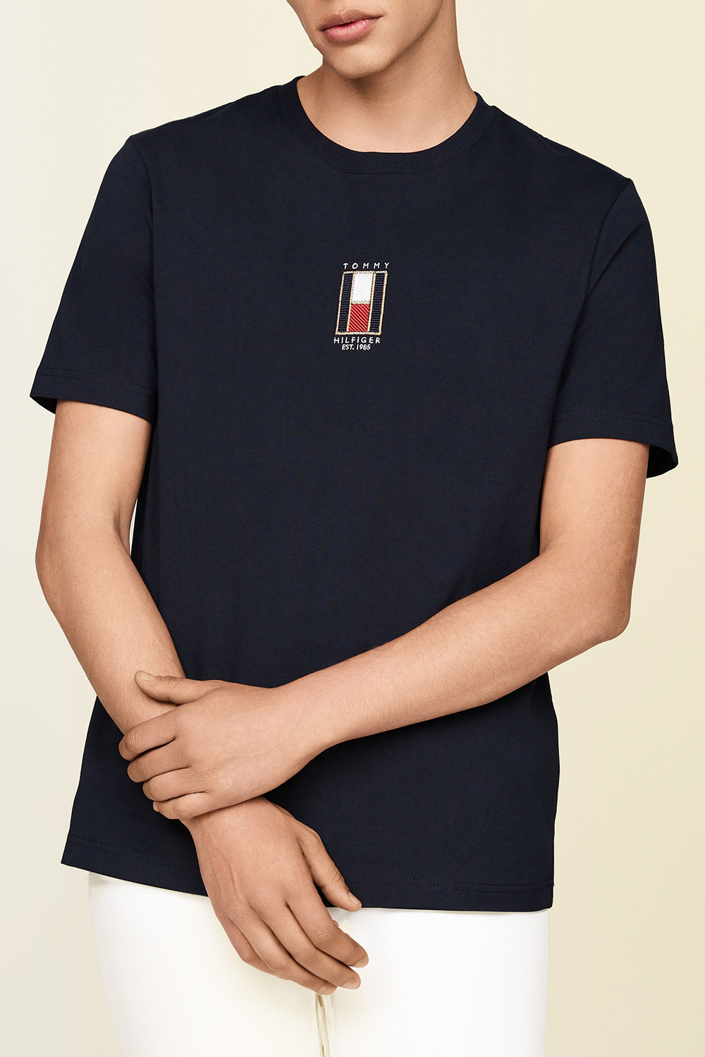 תמונת דוגמן קידמית של חולצת טי TOMMY HILFIGER