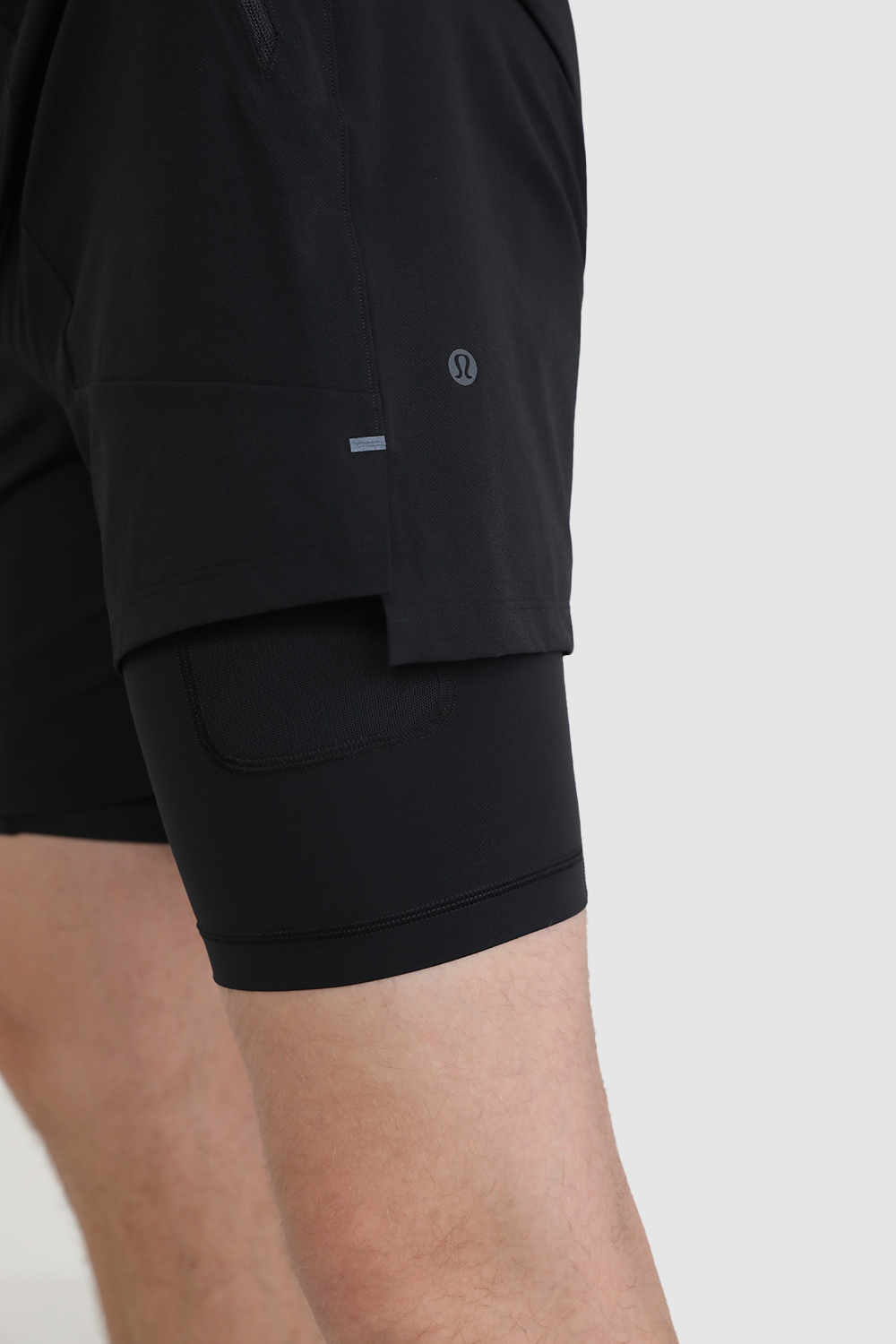 תמונת תקריב דוגמן של License to Train Lined Short 7 LULULEMON