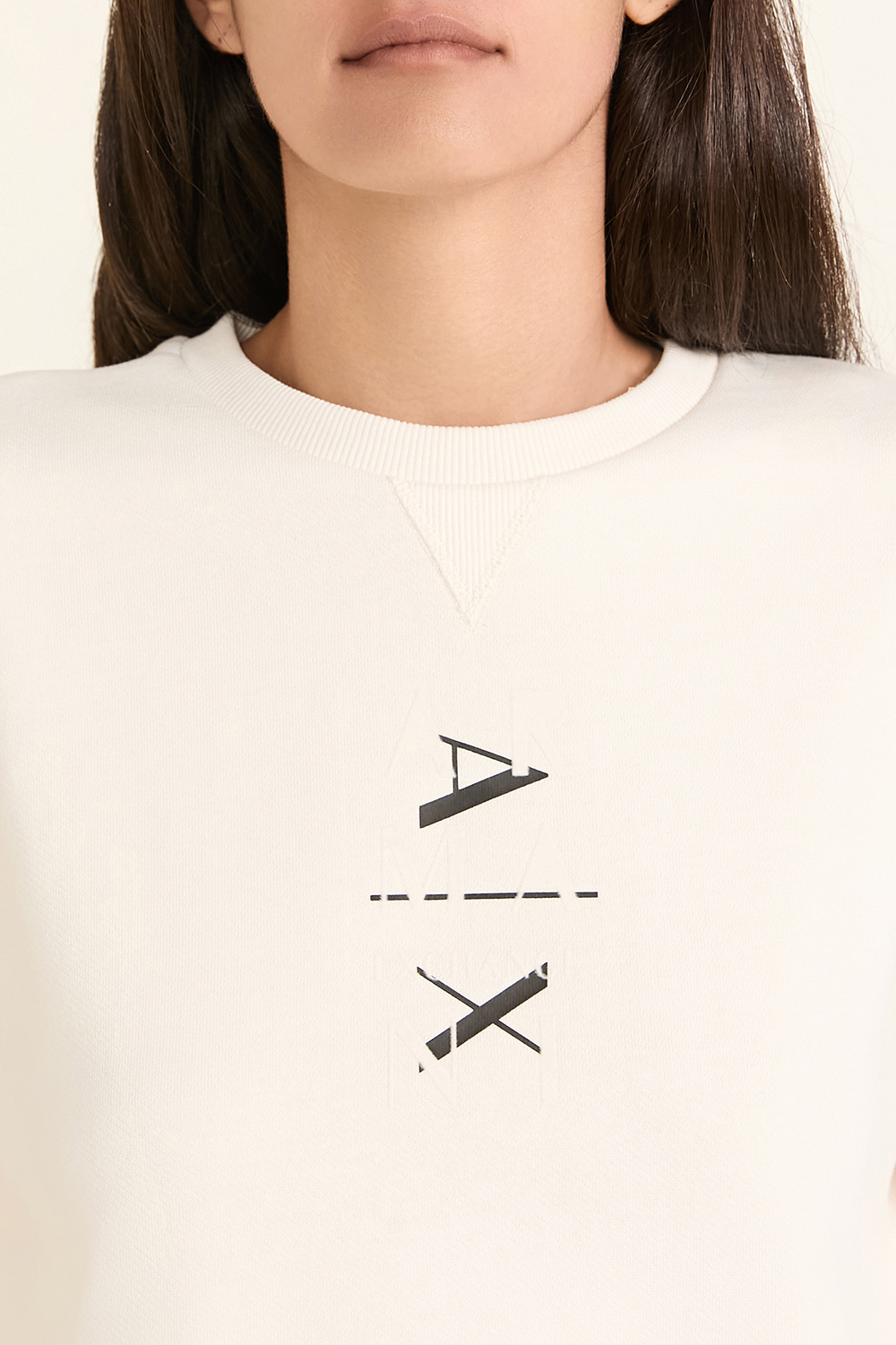 תמונת תקריב דוגמן של סווטשירט ARMANI EXCHANGE