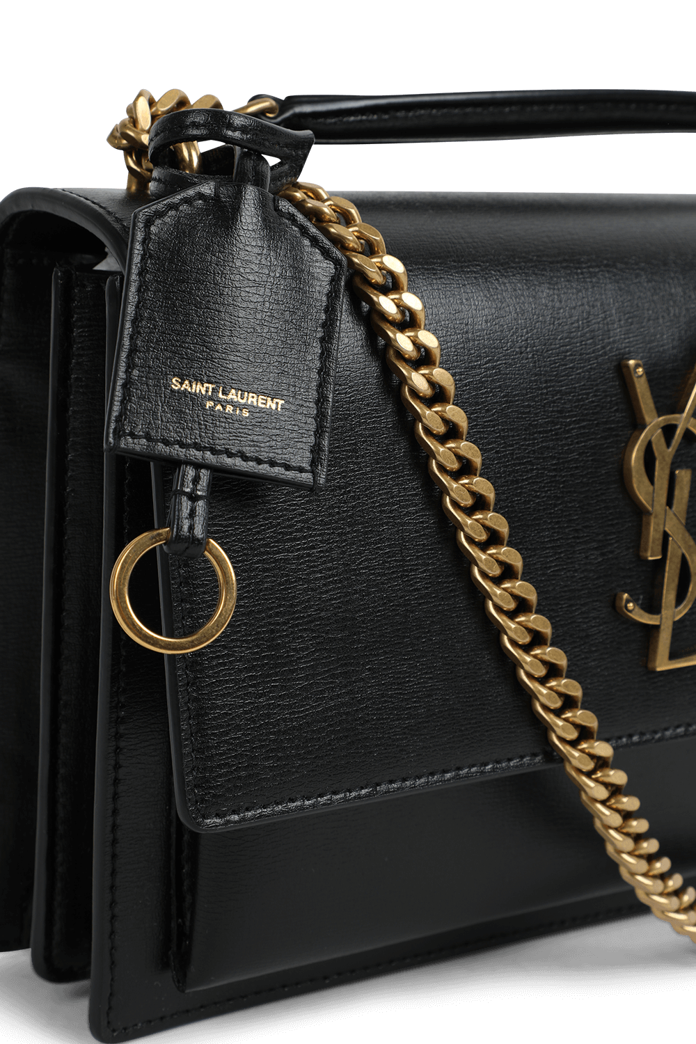 תמונת תקריב של תיק סאנסט מעור עם שרשרת זהובה SAINT LAURENT