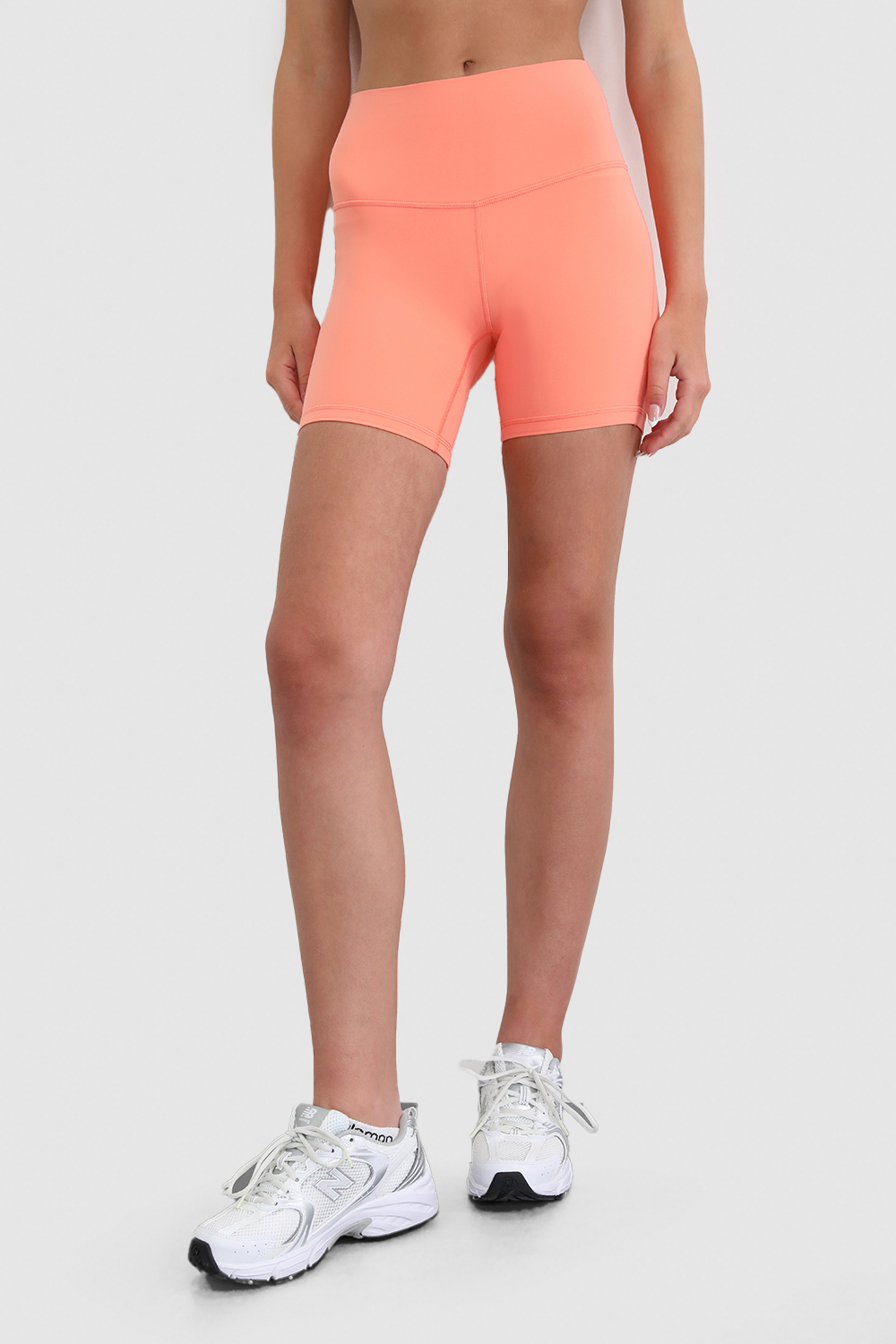 תמונת דוגמן קידמית של Align™ High-Rise Short 6"