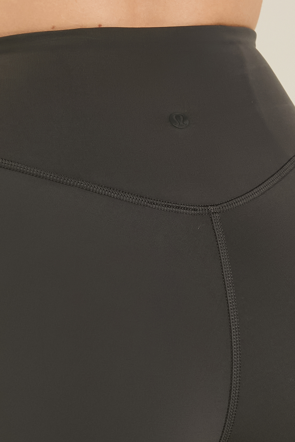 תמונת תקריב דוגמן של Wunder Under SmoothCover High-Rise Tight 28'' LULULEMON