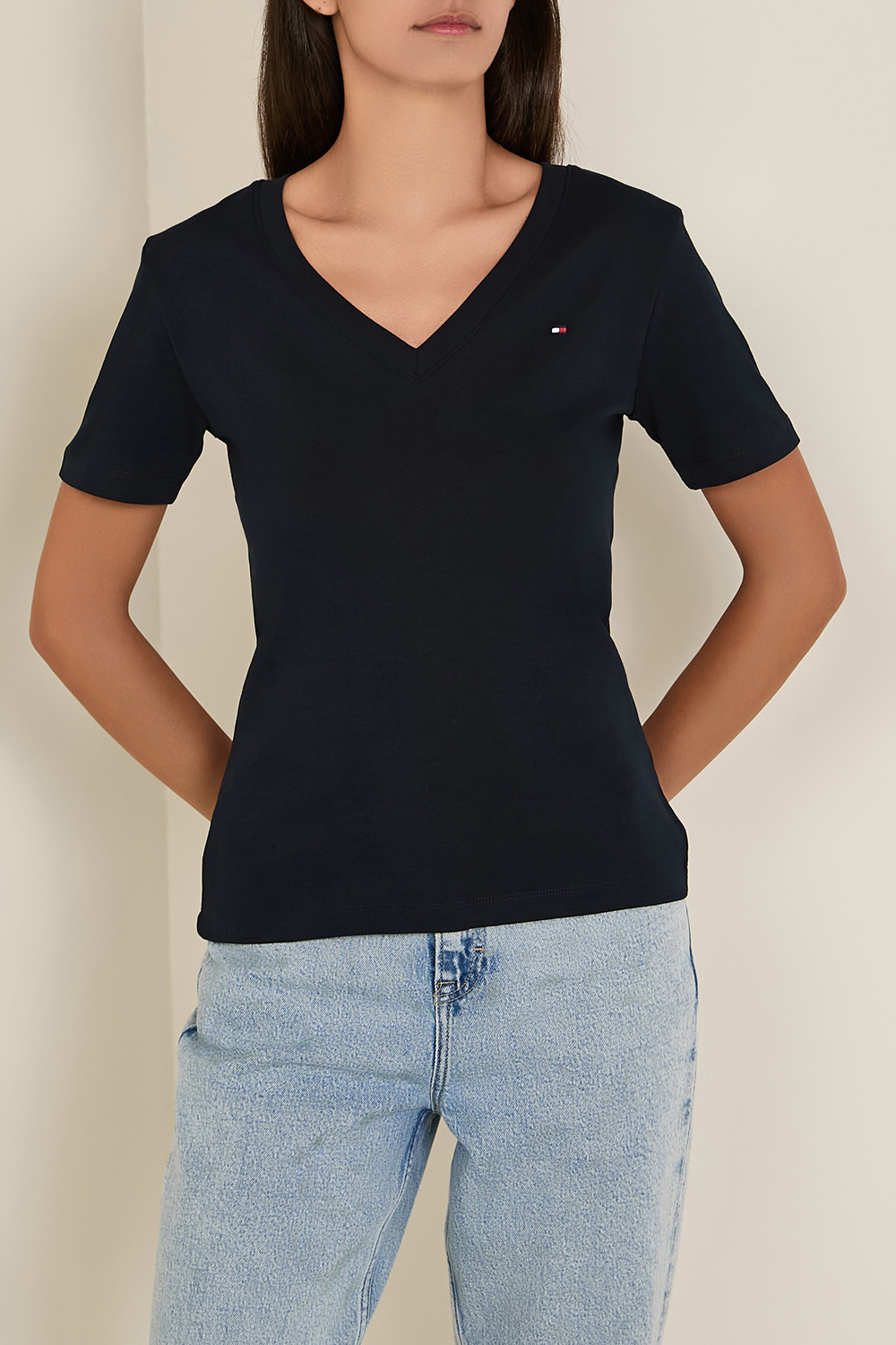 תמונת דוגמן קידמית של חולצת טי סלים TOMMY HILFIGER