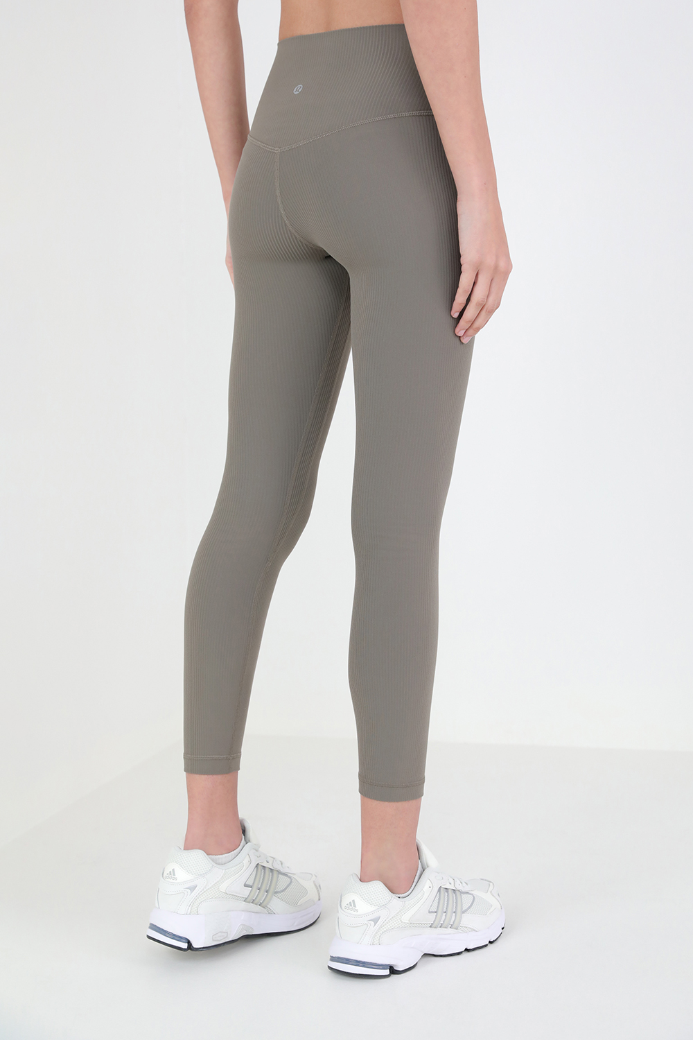 תמונת דוגמן אחורית של Align™ Ribbed High-Rise Crop 23 LULULEMON